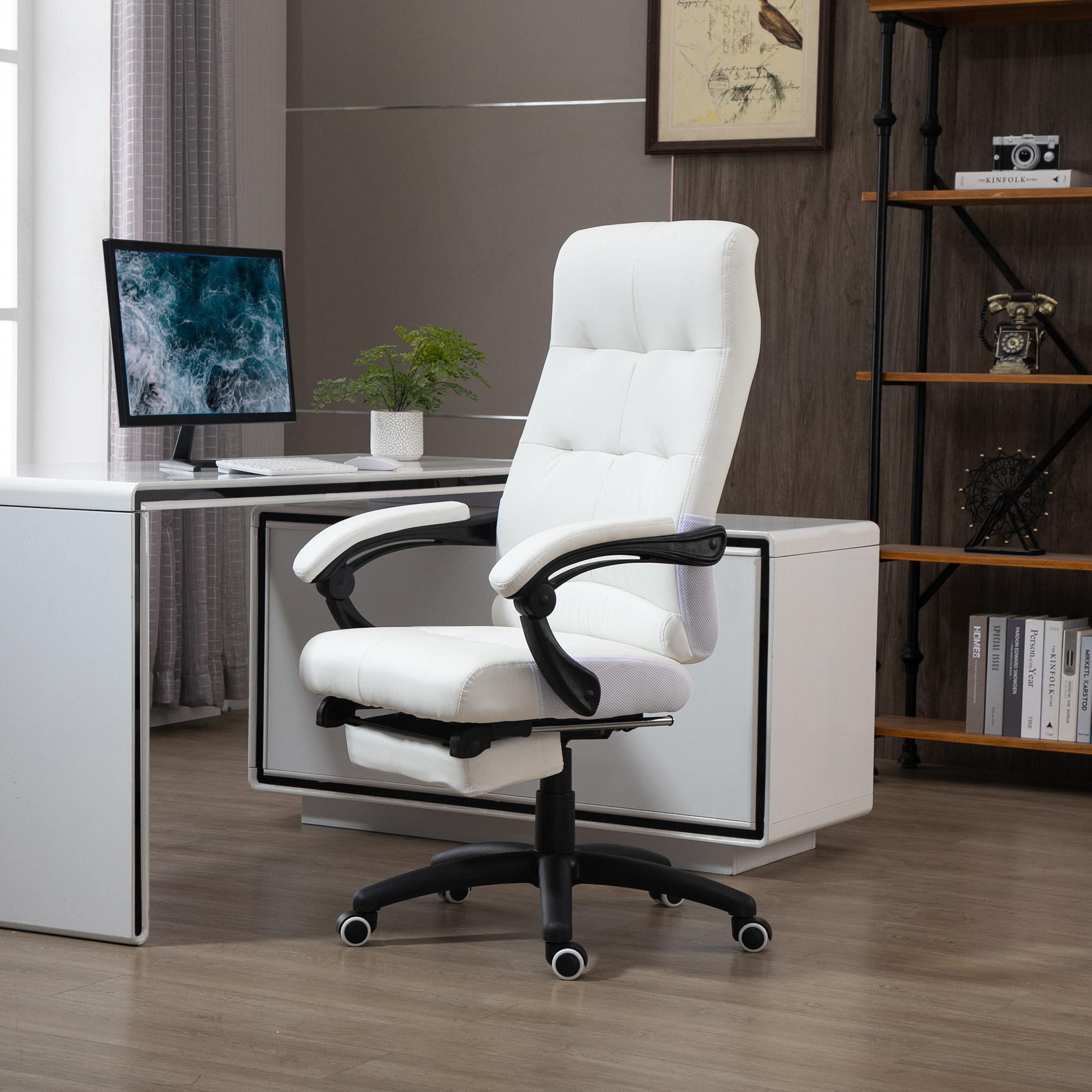 Una silla de oficina blanca con reposapiés se sienta frente a un escritorio.