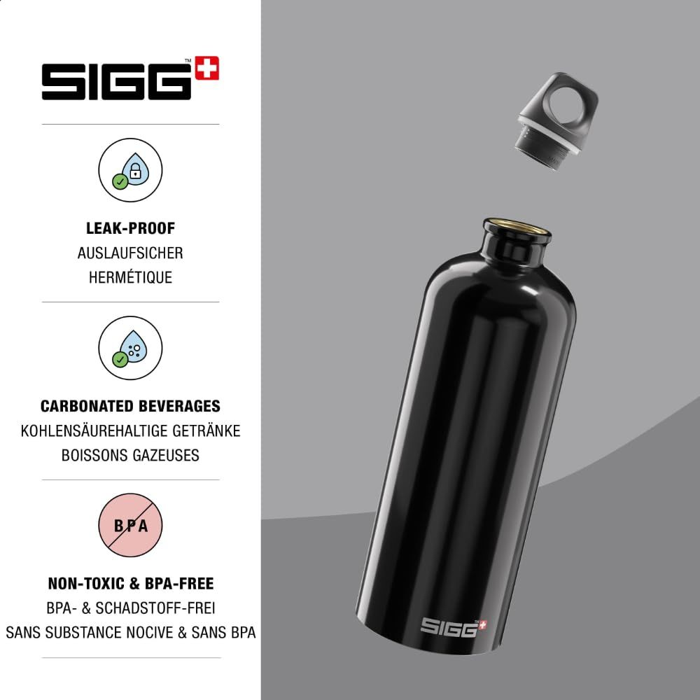 Schwarze SIGG-Flasche mit silbernem Deckel, die aufrecht steht.