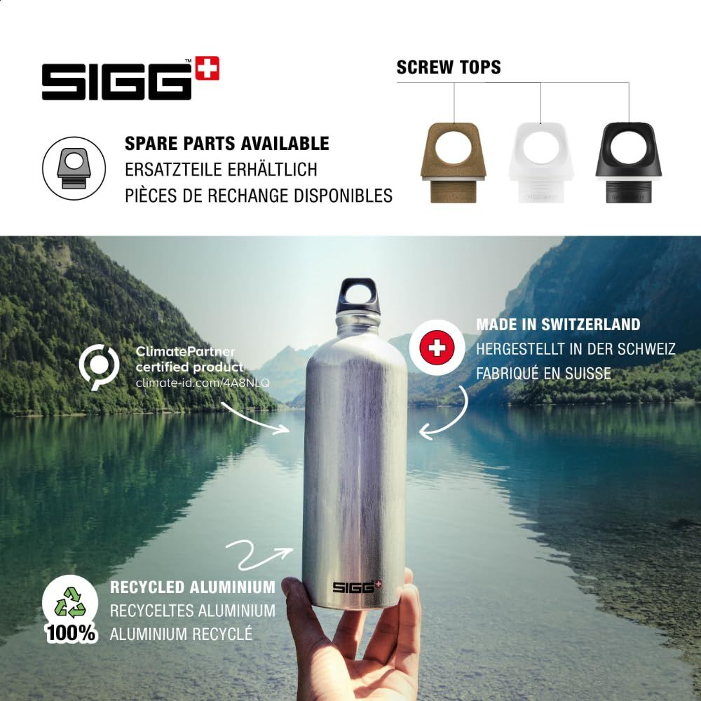 SIGG-Flasche in einer Berglandschaft mit Schraubverschlüssen und Text.