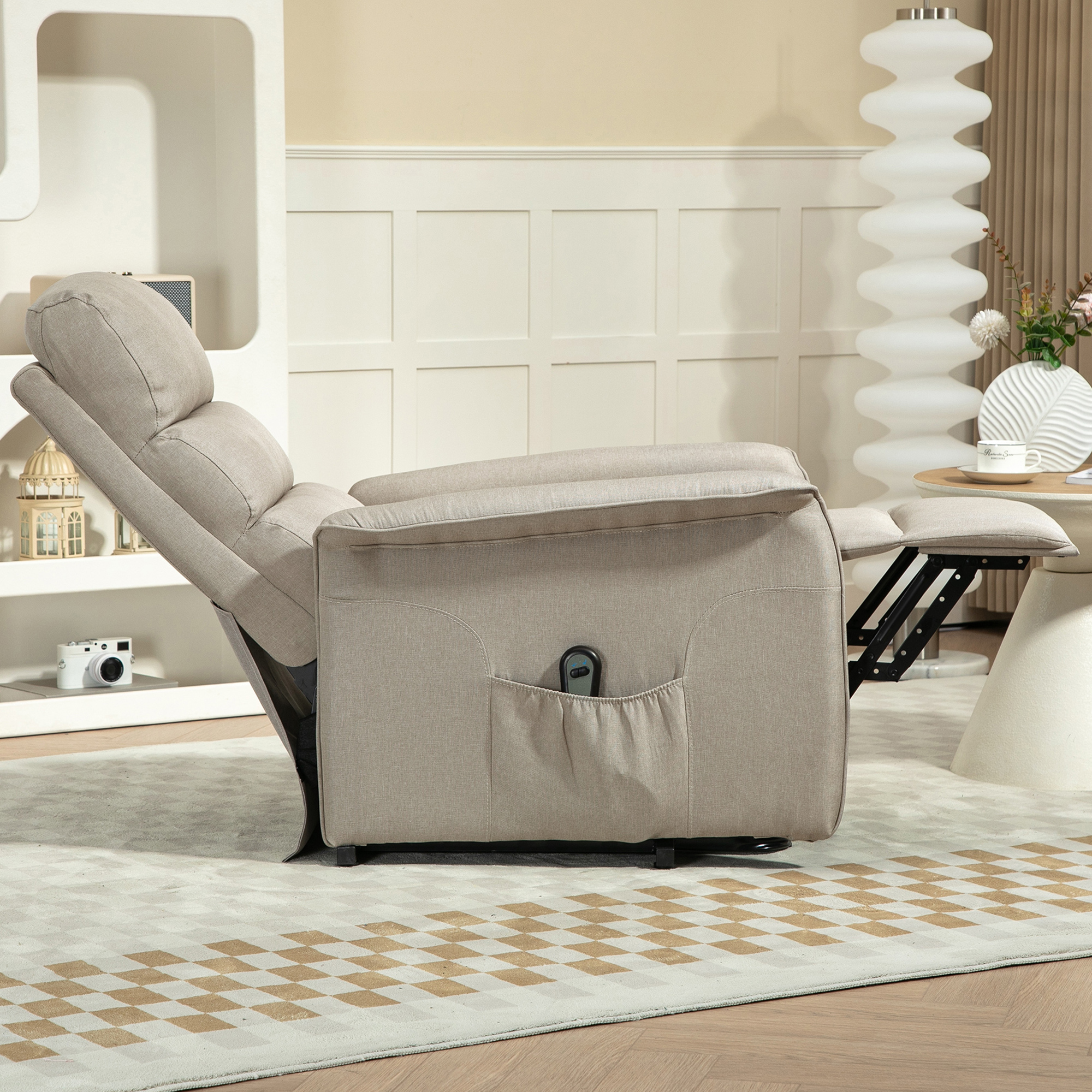 Un sillón reclinable beige con reposapiés extendido sobre una alfombra.