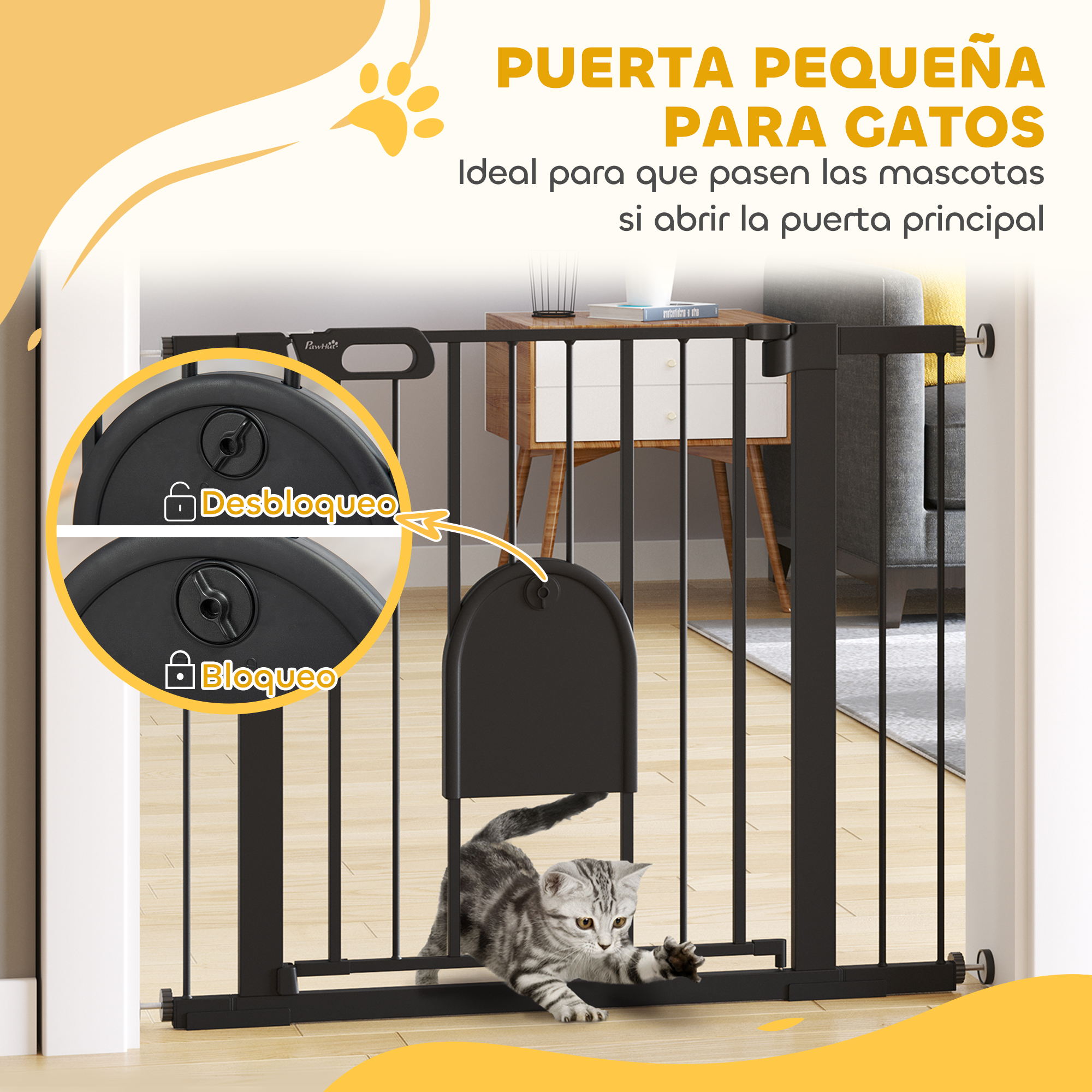 Un gatito gris se arrastra por una puerta para mascotas negra con mecanismo de bloqueo.