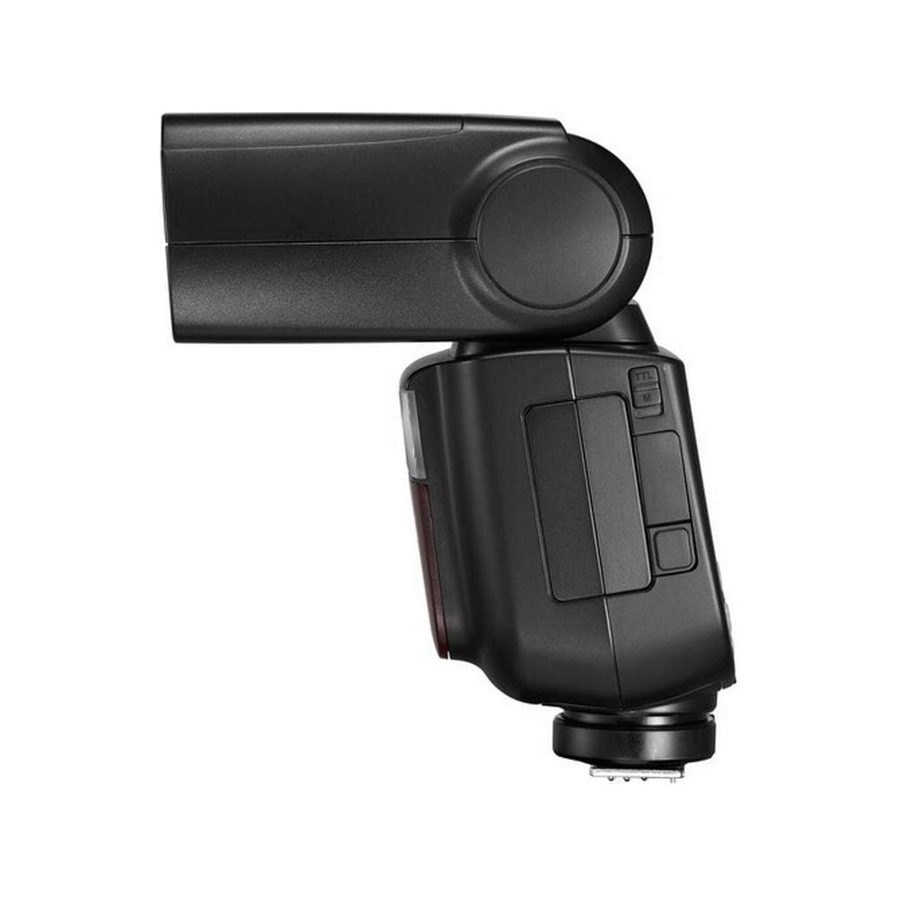 Czarny flesz aparatu z obrotową głowicą na białym tle.