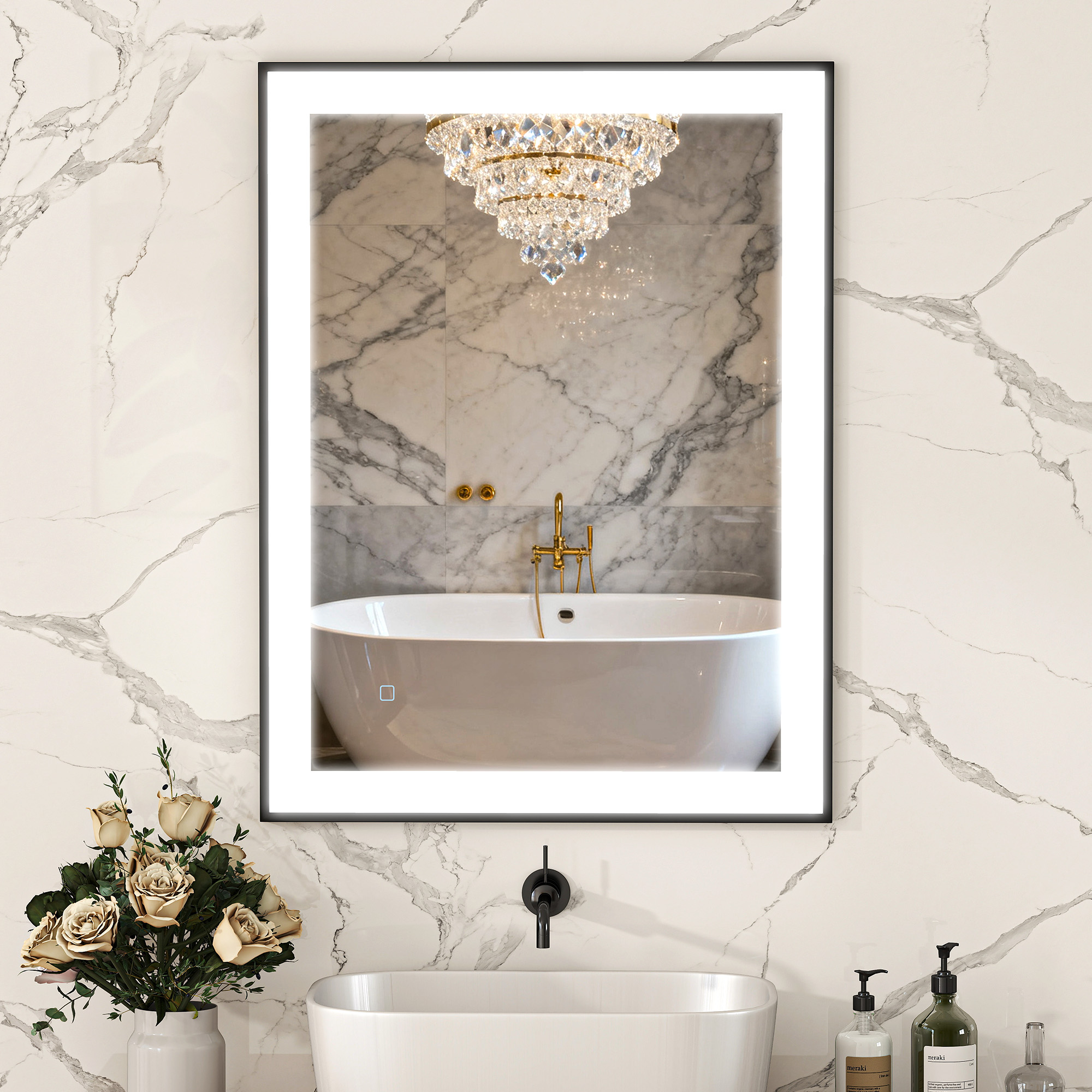 Baño lujoso con bañera exenta, candelabro de cristal y paredes de mármol.