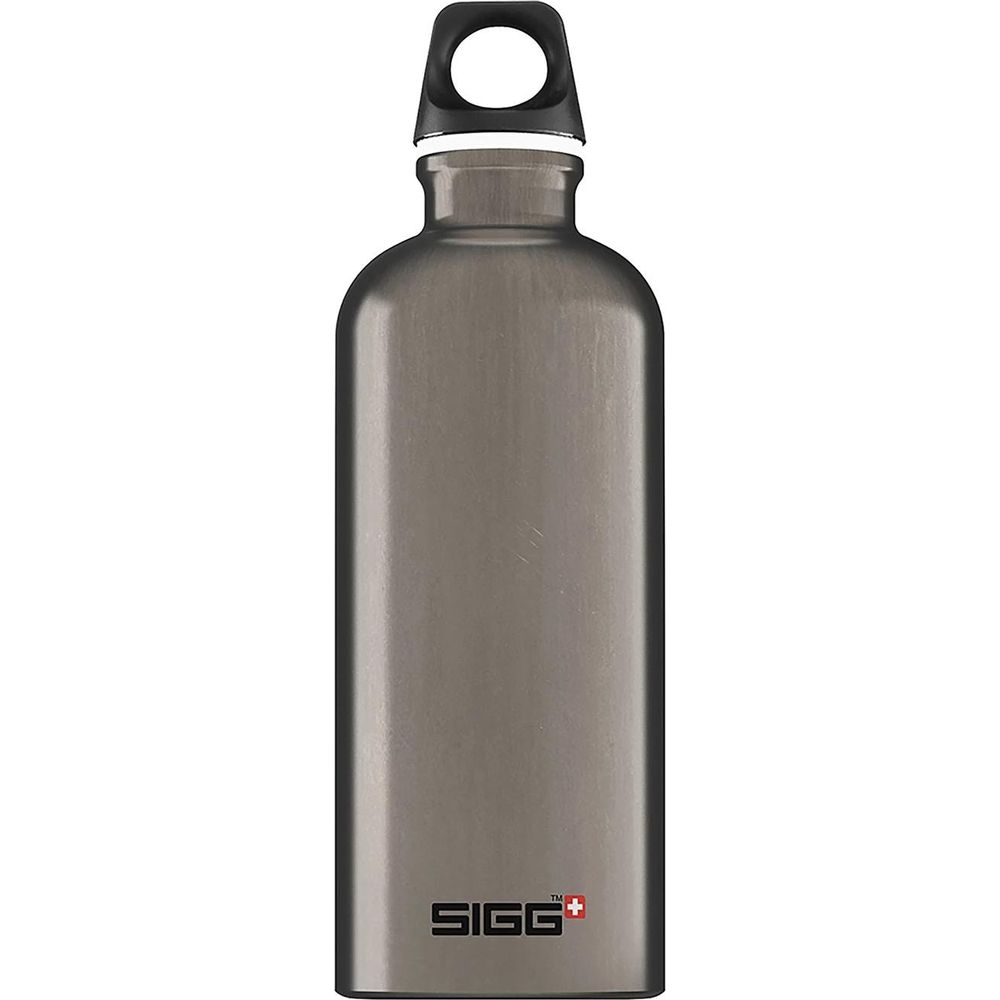 Graue SIGG-Flasche mit schwarzem Deckel und Tragegriff. Der Schriftzug SIGG ist sichtbar.