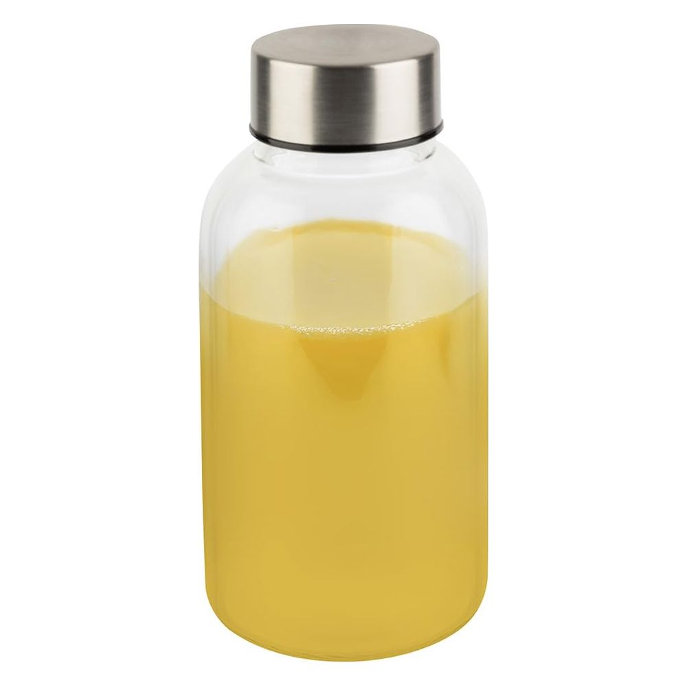 Eine Glasflasche mit einem silbernen Verschluss, gefüllt mit orangefarbenem Saft.