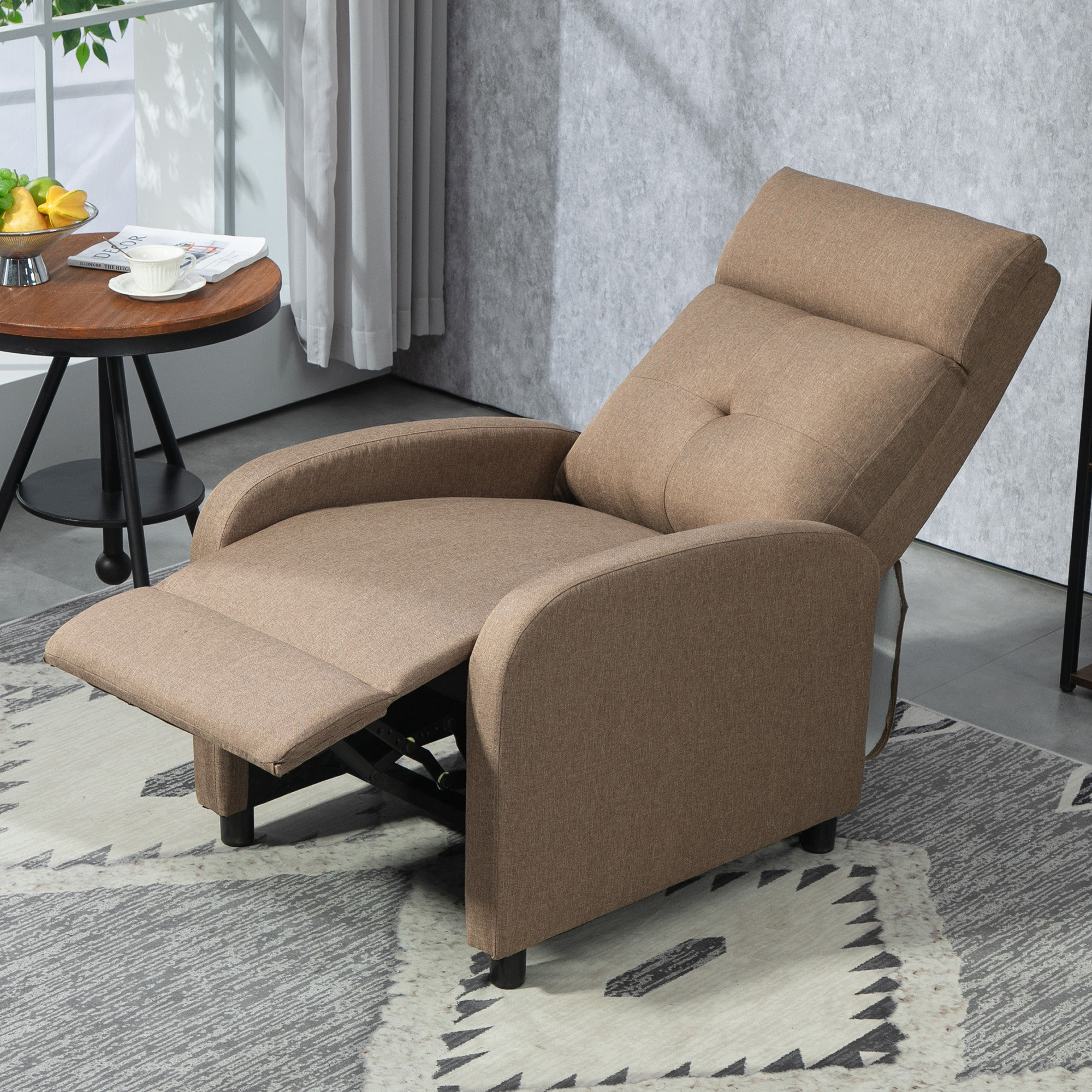 Un sillón reclinable beige con reposapiés extendido sobre una alfombra.