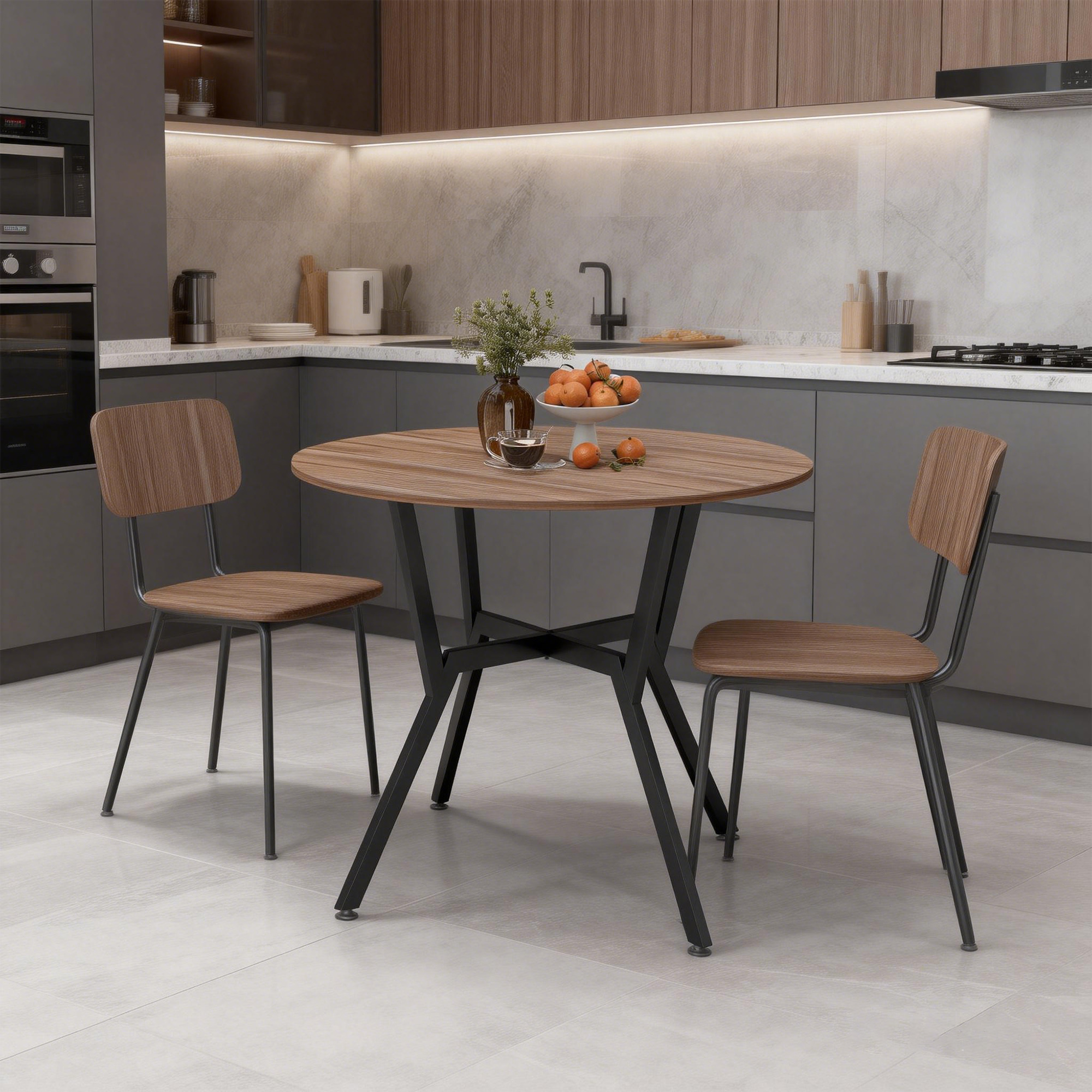 Cocina moderna con mesa redonda de madera, dos sillas, frutero y taza de café.
