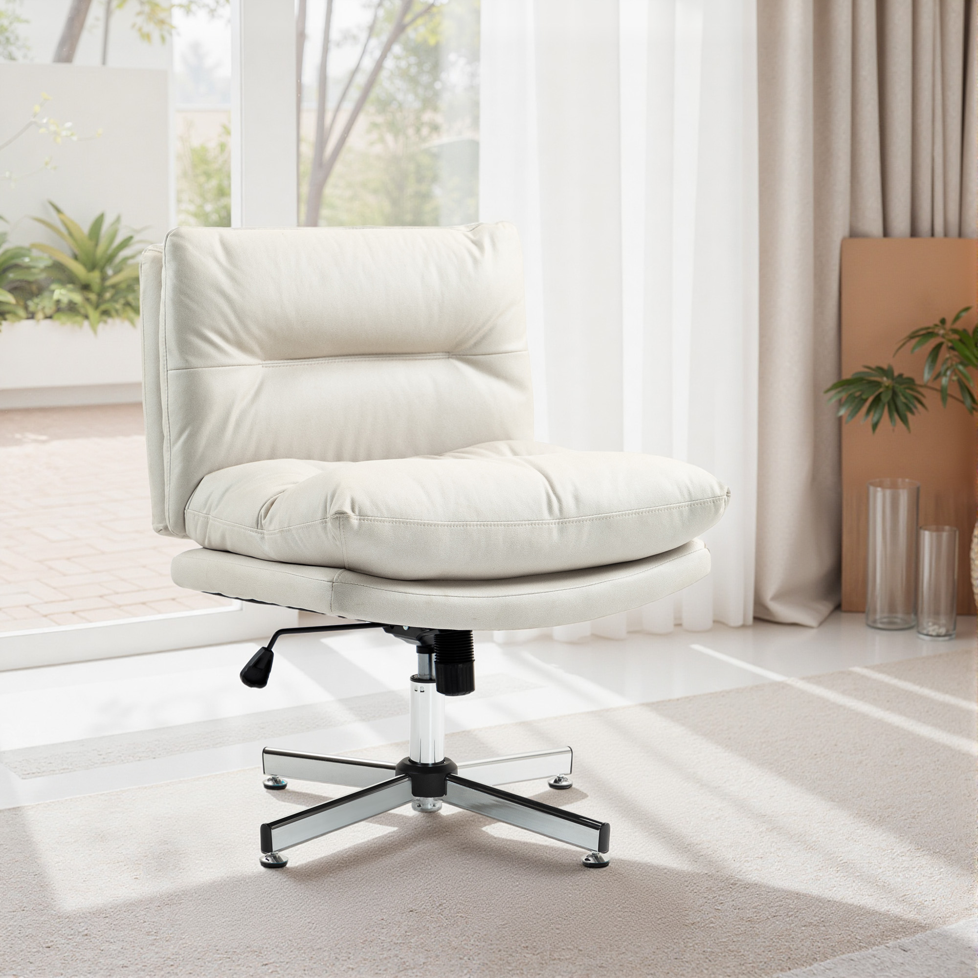 Una silla de oficina color crema con tapicería de cuero está sobre una alfombra.