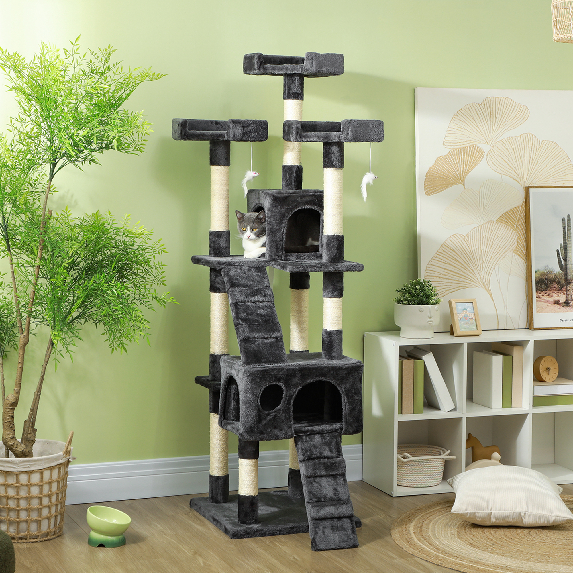 Árbol rascador de varios niveles con juguetes y un gato, junto a una cesta con planta.