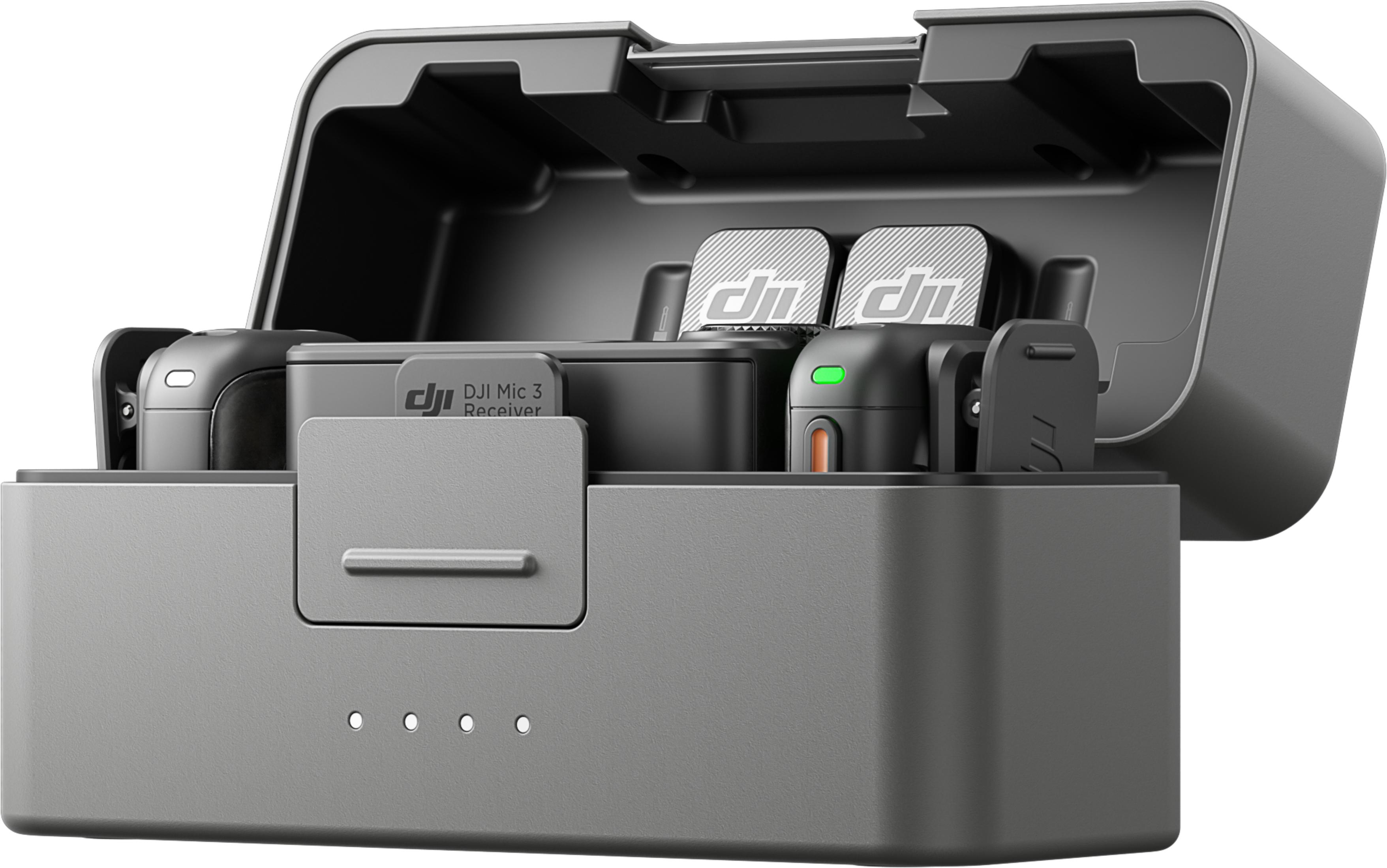 İki mikrofonlu DJI Mic 3 alıcıları için gri şarj kutusu.