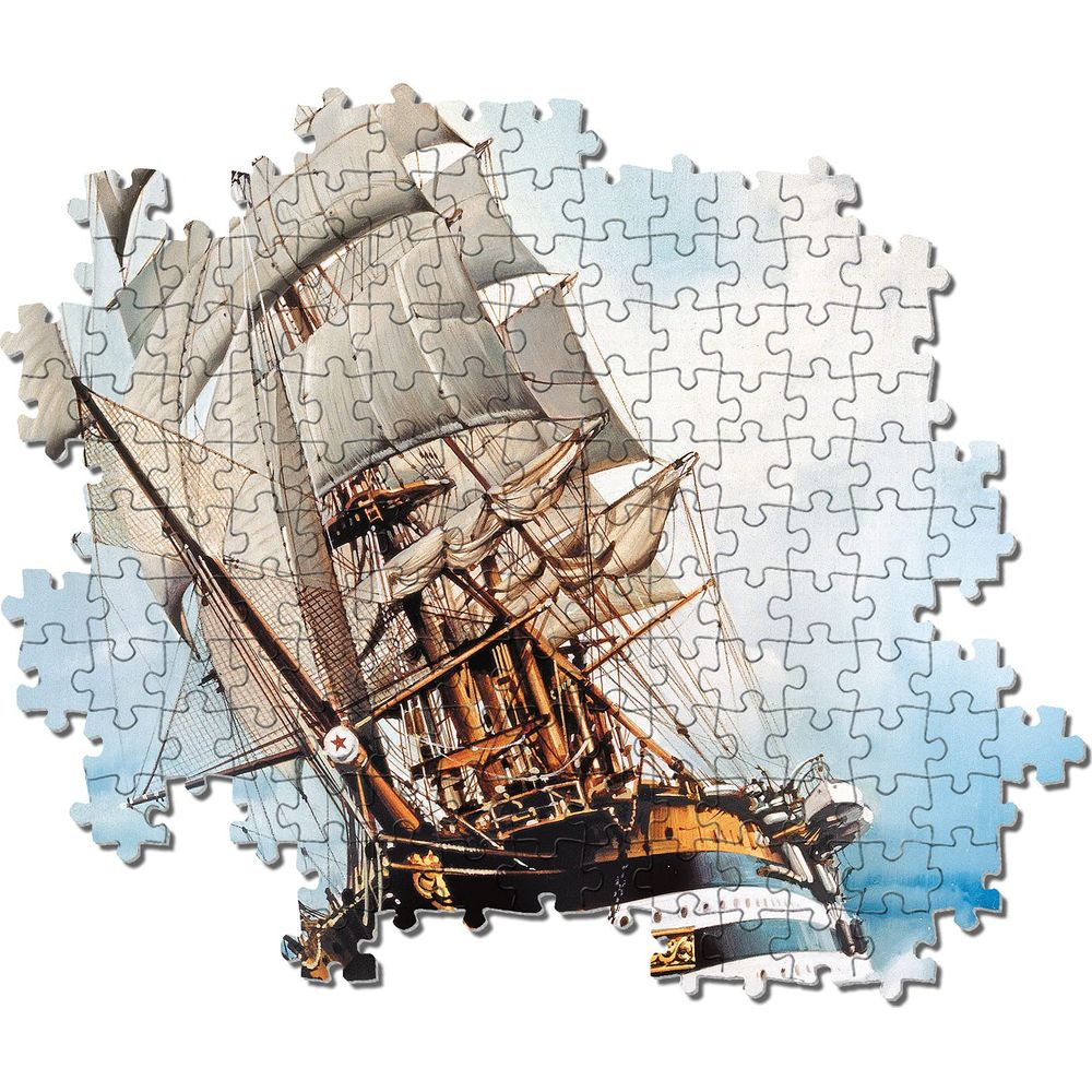 Een zeilschip met witte zeilen vaart door een blauwe lucht.