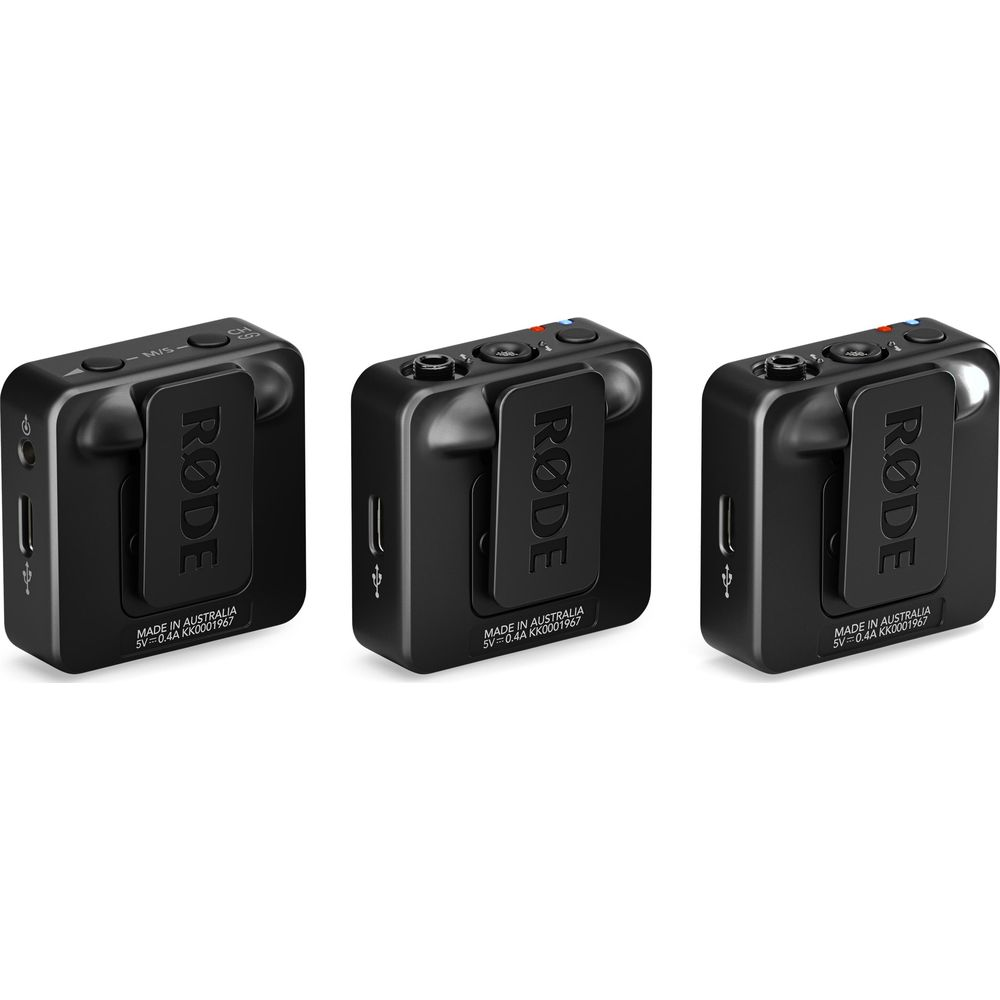 Tre trasmettitori RODE Wireless GO II neri uno accanto all'altro su sfondo bianco.