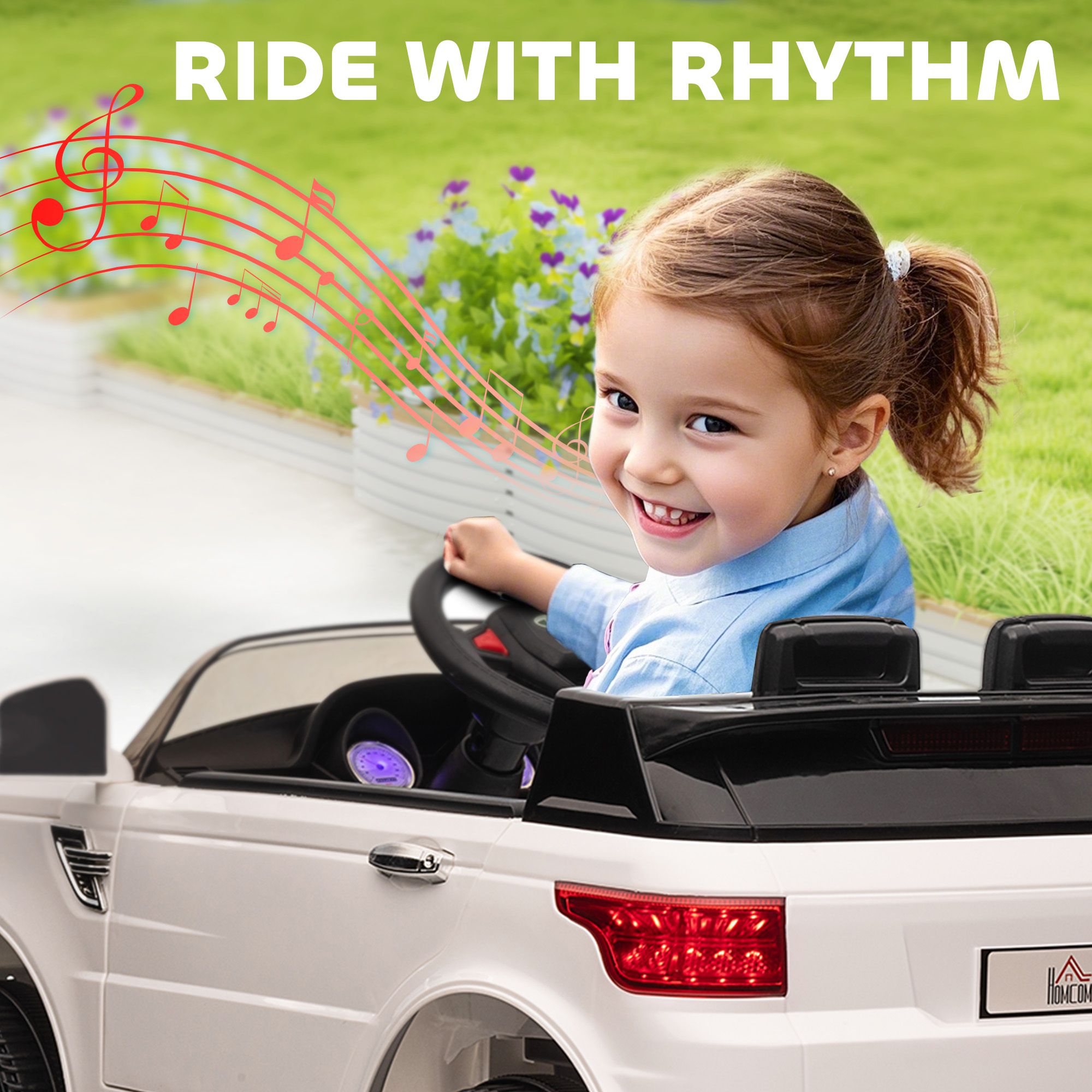 Una niña sonriente conduce un coche de juguete blanco con notas musicales rojas.