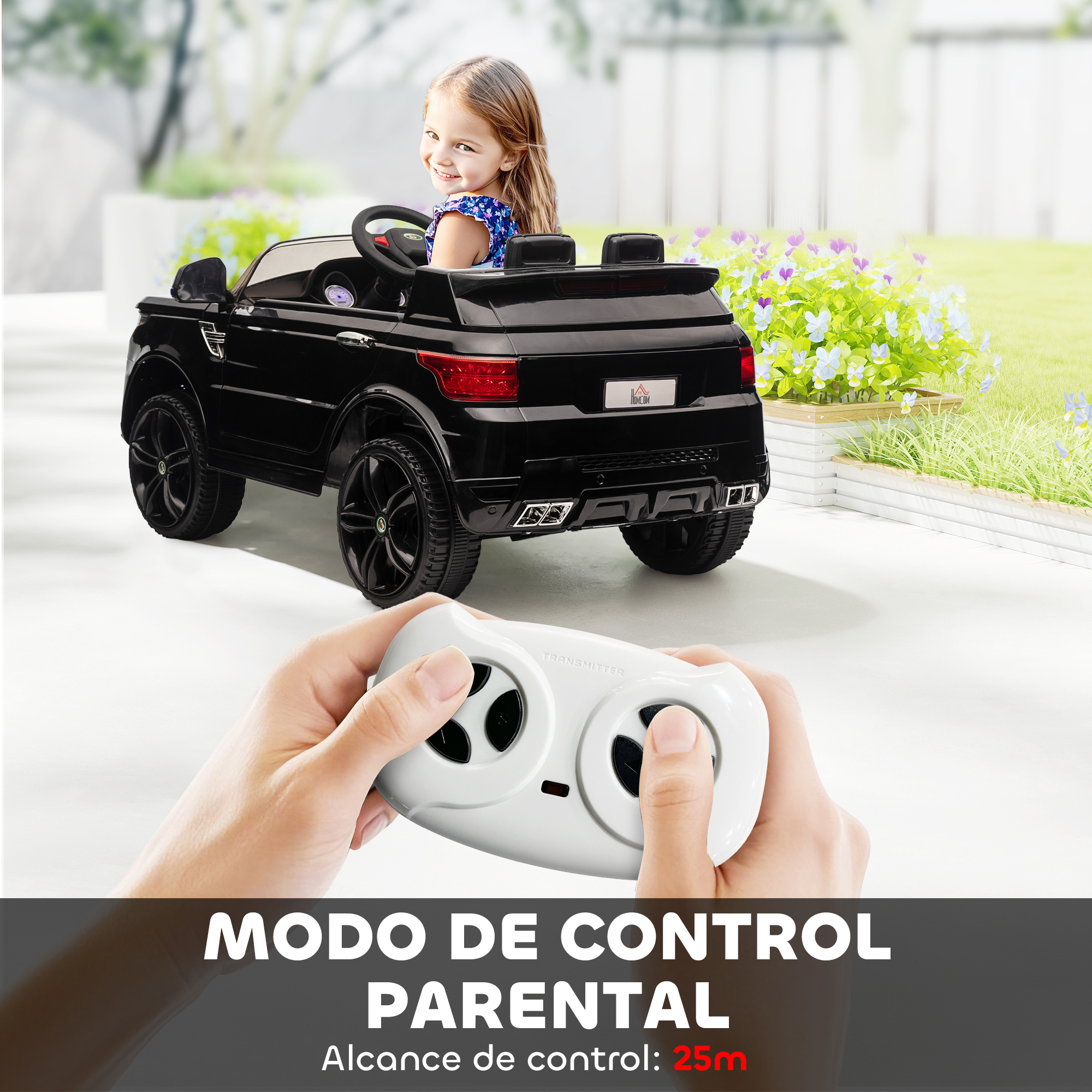 Una niña en un coche de juguete negro, manos sujetando un mando.