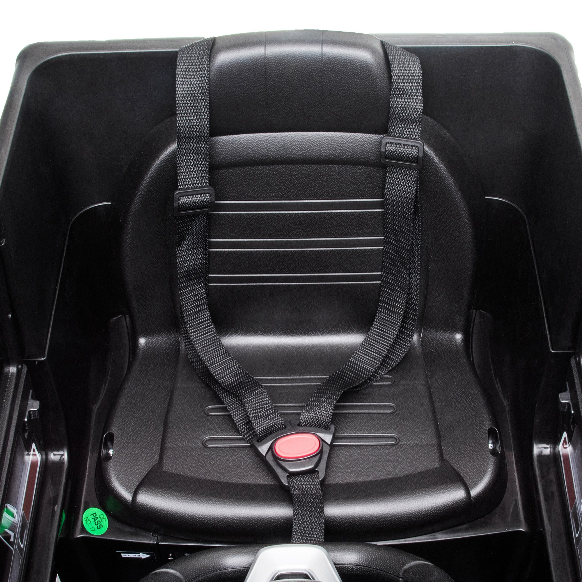 Asiento infantil negro con arnés de 5 puntos y botón de hebilla rojo.