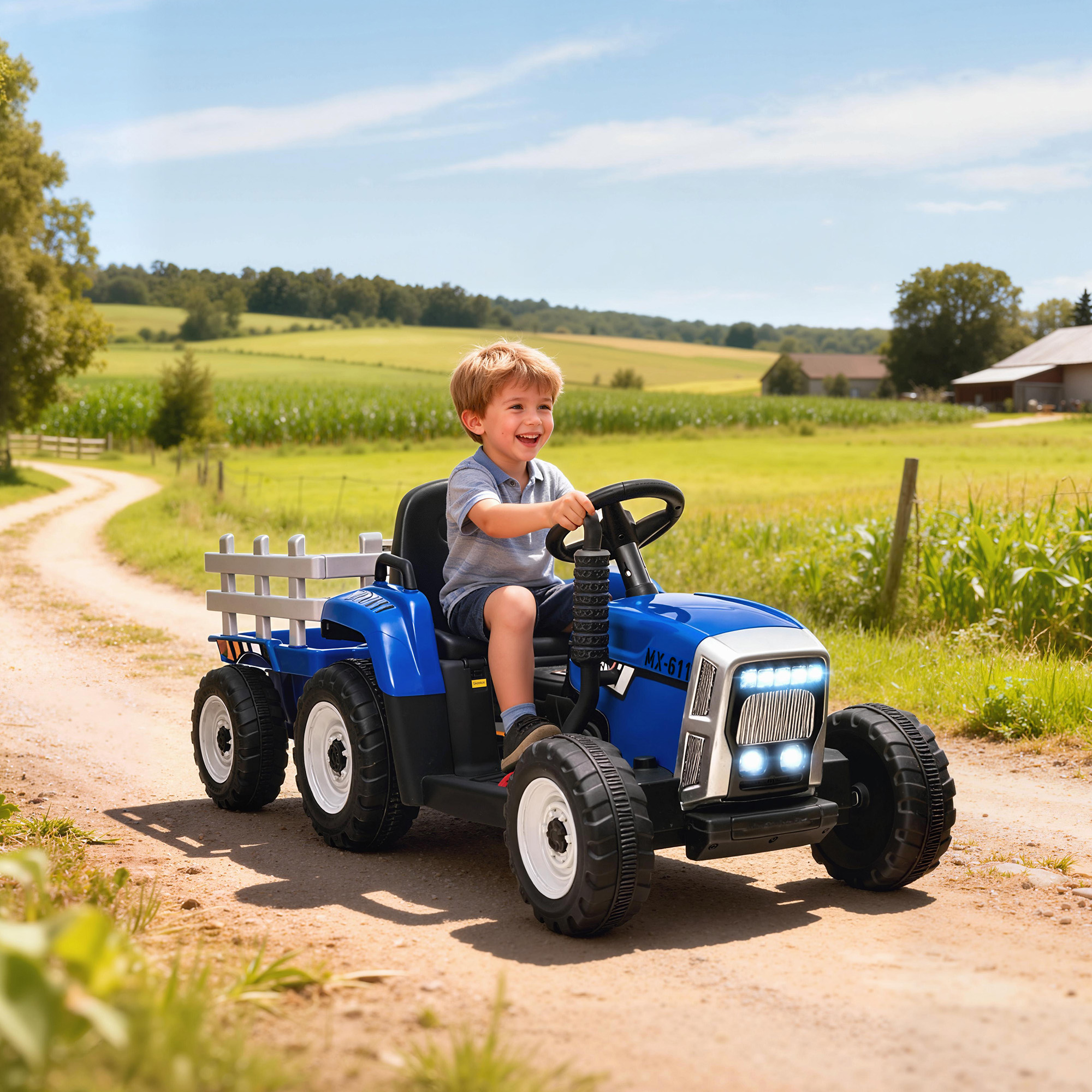 Un niño conduce un tractor de juguete azul por un camino de tierra en campos verdes.