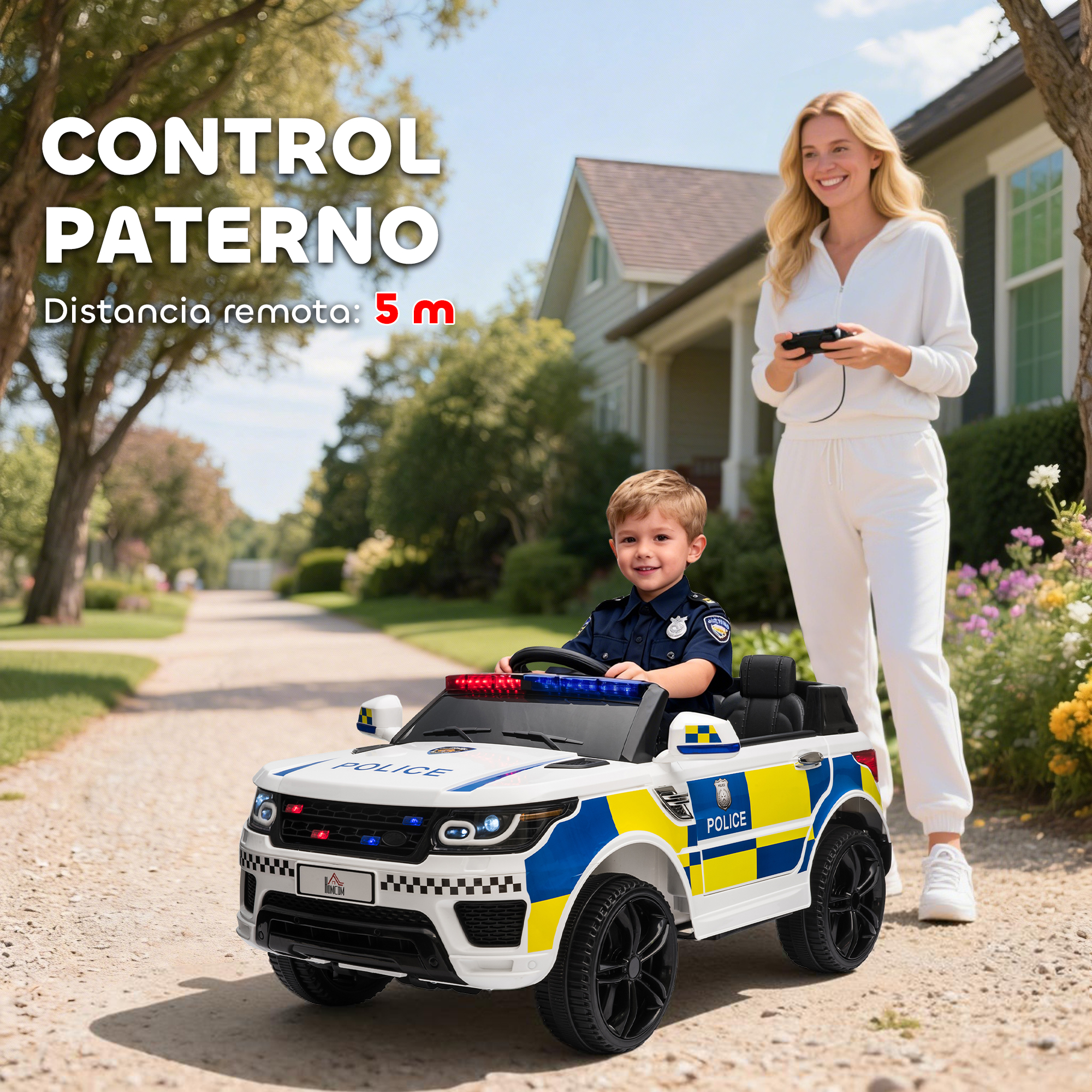 Niño con uniforme de policía conduce coche de policía de juguete; mujer con control remoto.