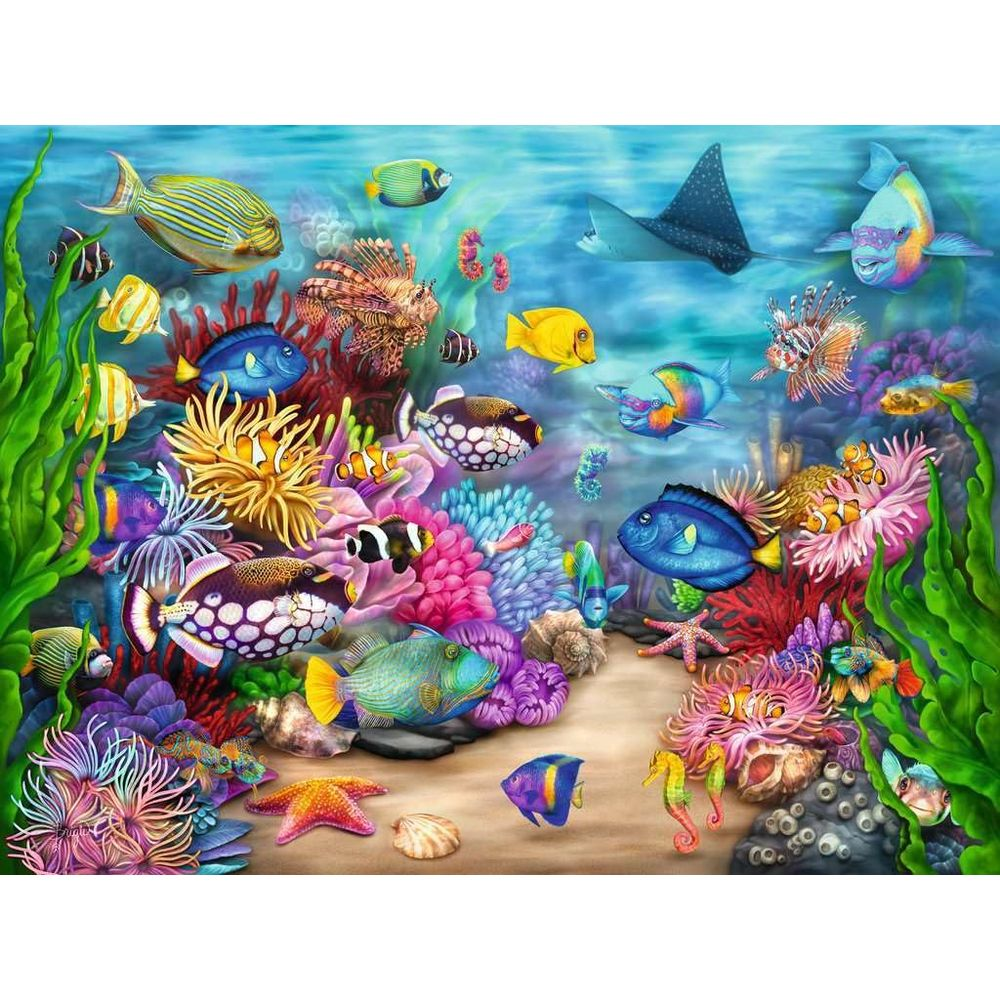 Viele bunte Fische schwimmen in einem Korallenriff mit Seepferdchen und einem Rochen.