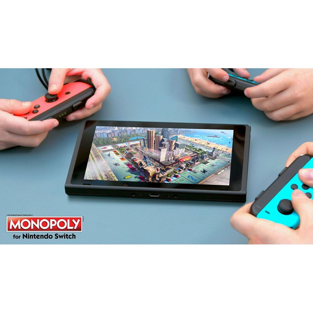 Monopoly su Nintendo Switch: Mani tengono controller, gioco sullo schermo.