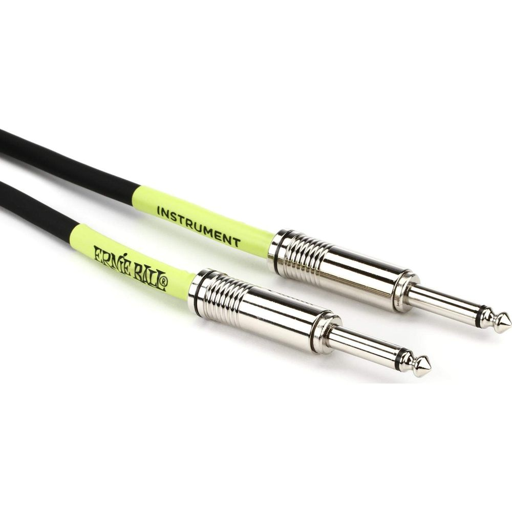 Zwei Ernie Ball Instrumentenkabel mit silbernen Steckern auf weißem Hintergrund.