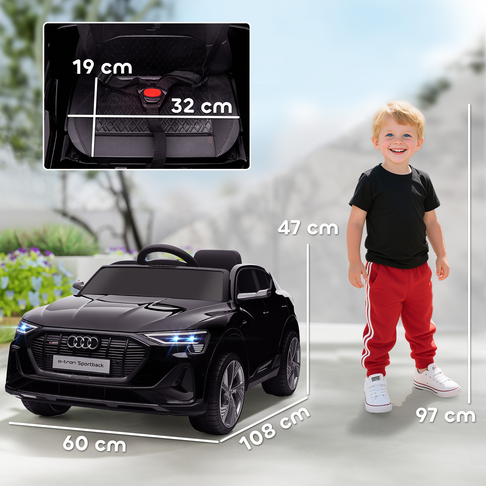Un coche eléctrico de juguete negro con un niño sonriente al lado.