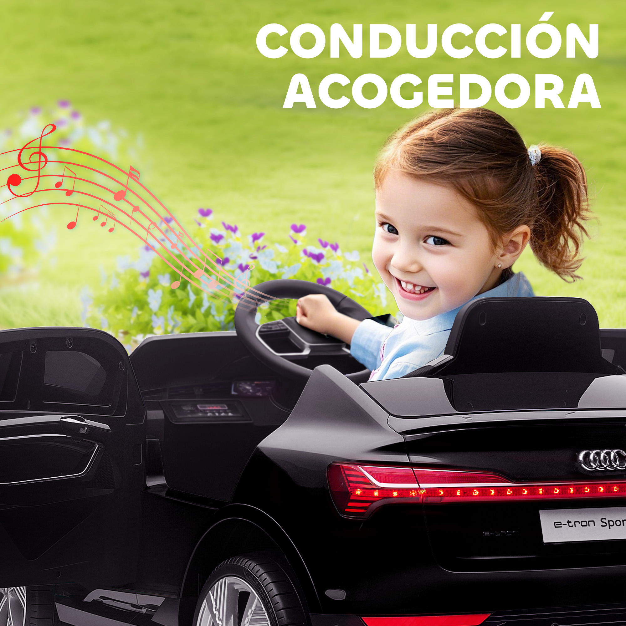 Una niña sonriente conduce un coche eléctrico negro al aire libre. Notas musicales flotan.