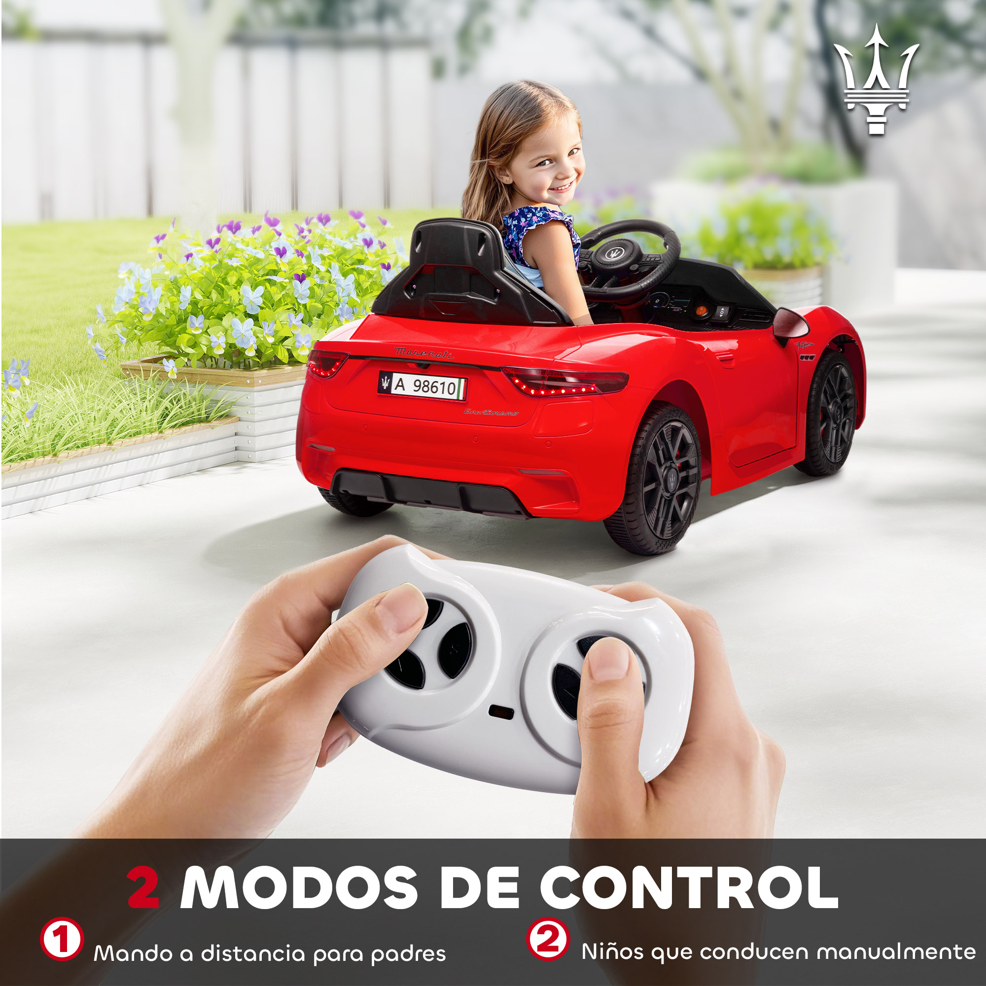 Un coche de juguete rojo con una niña dentro, controlado por mando.