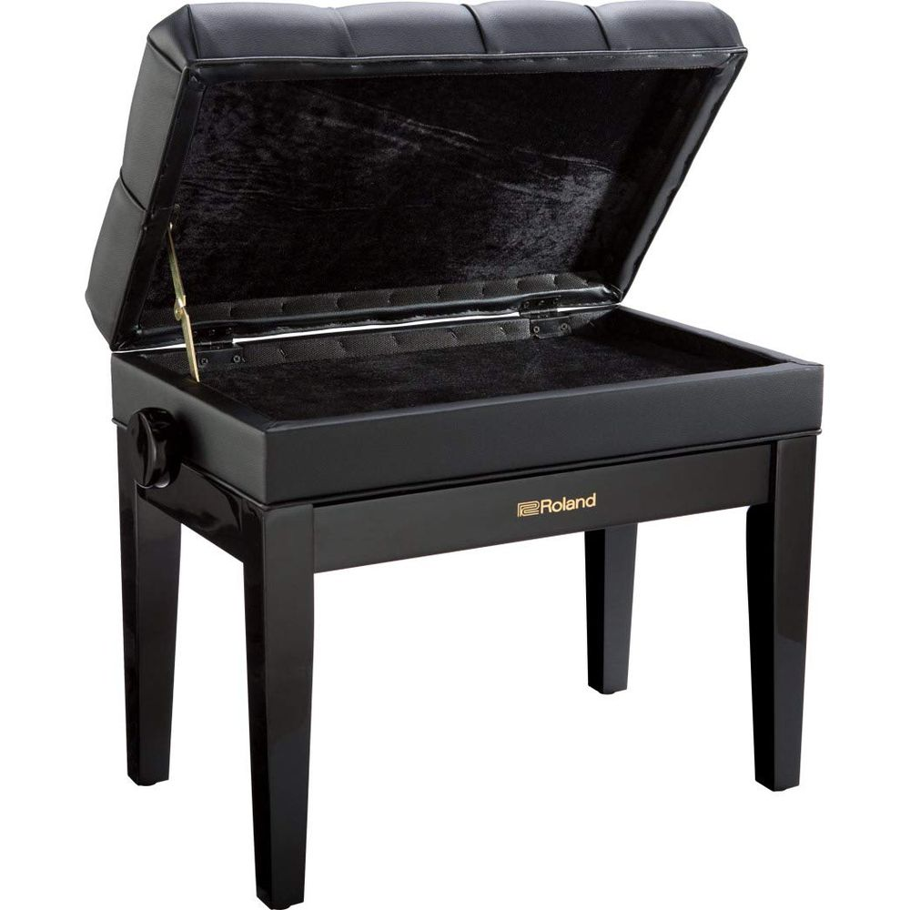Een zwarte pianobank met een gevoerde, opklapbare zitting voor opbergruimte.
