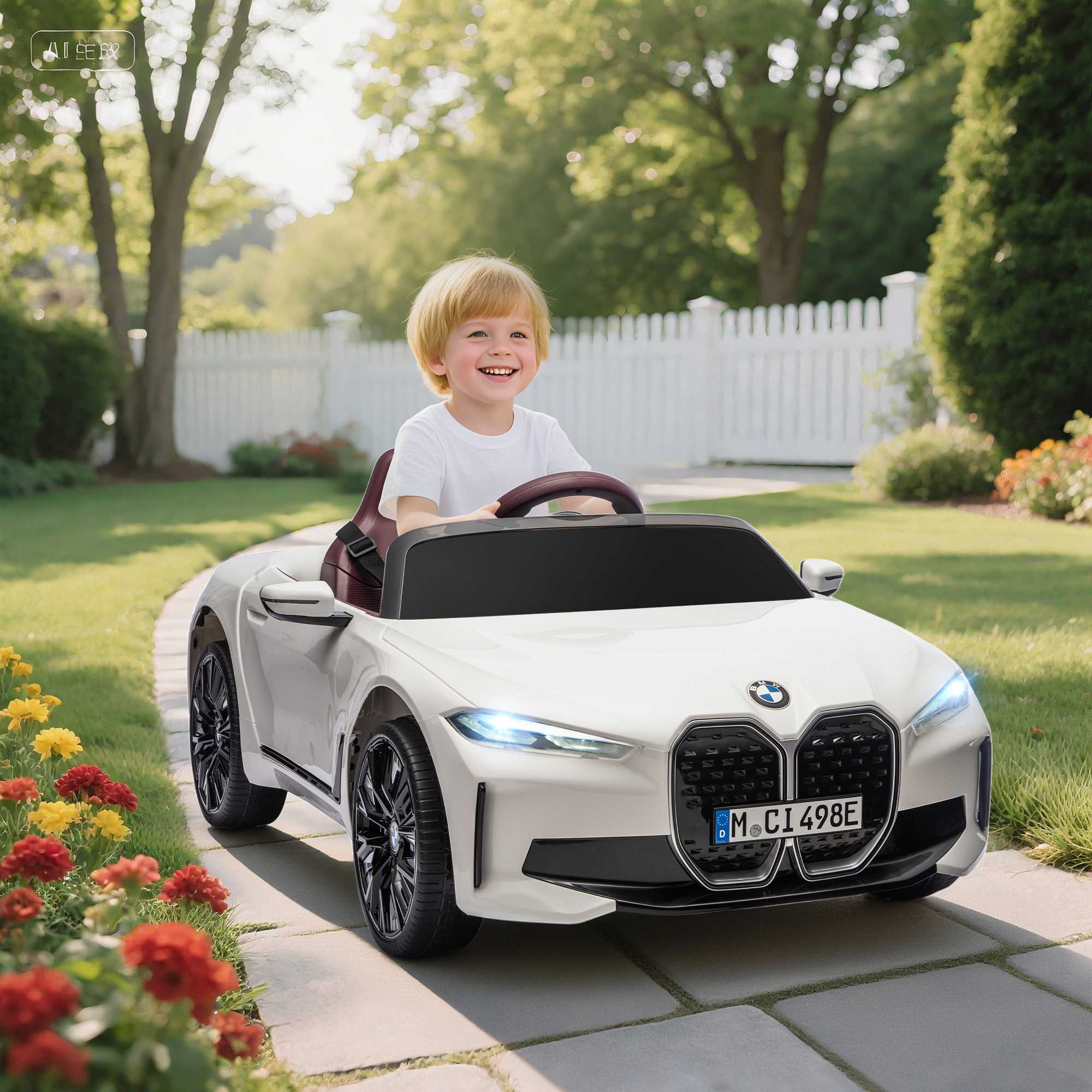 Un niño conduce un coche de juguete blanco en un jardín con flores y árboles.