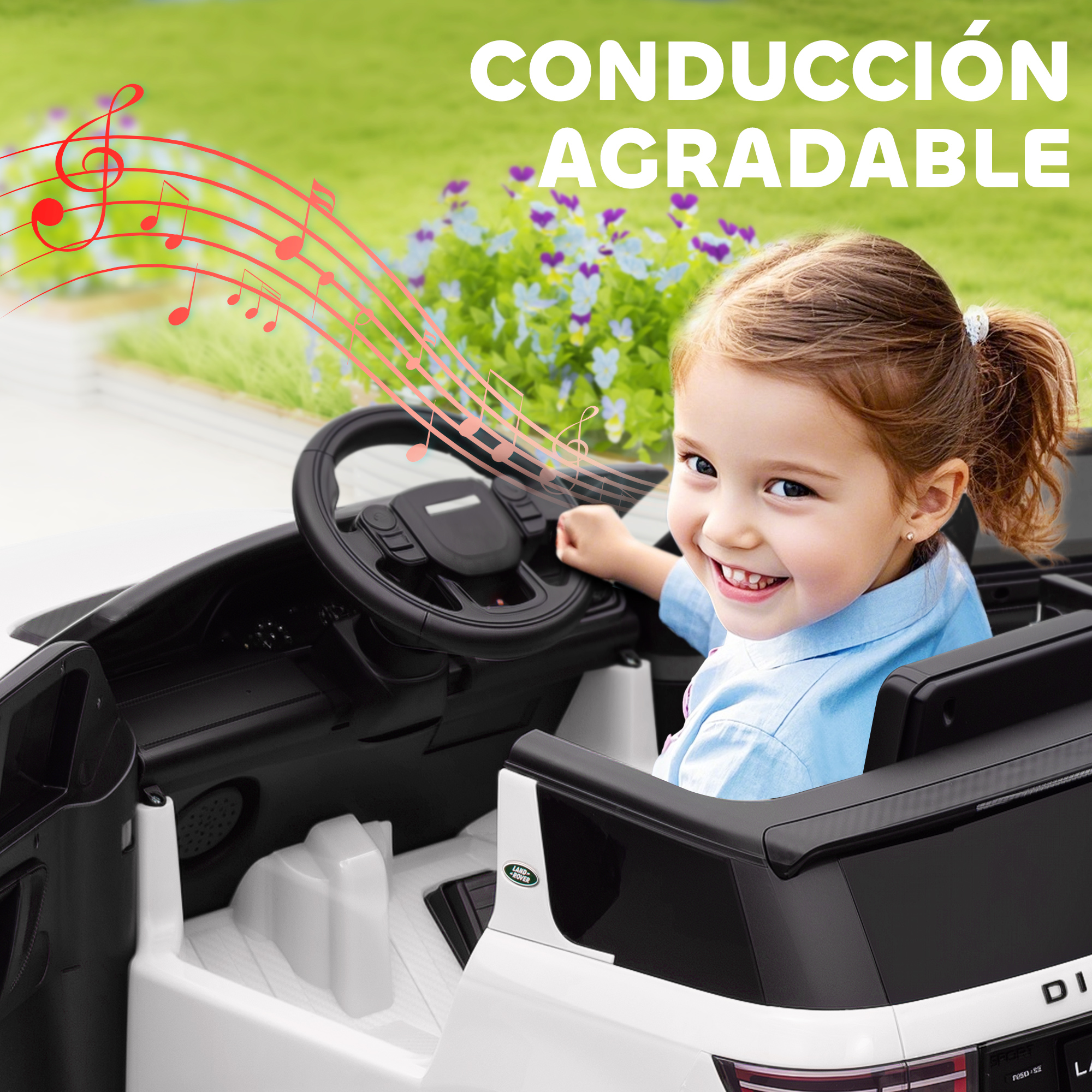 Una niña sonriente conduce un coche de juguete blanco con notas musicales flotando.