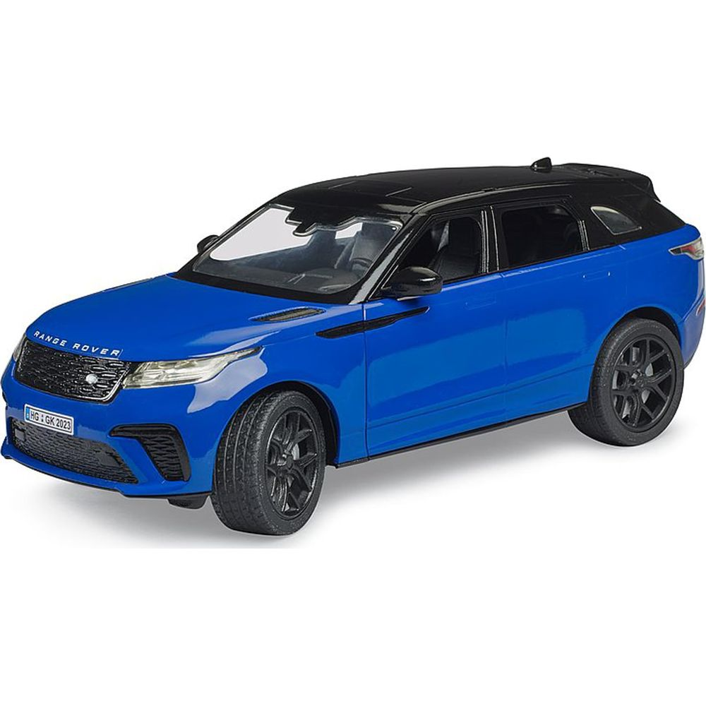 Ein blauer Range Rover mit schwarzem Dach und schwarzen Felgen steht auf weißem Grund.