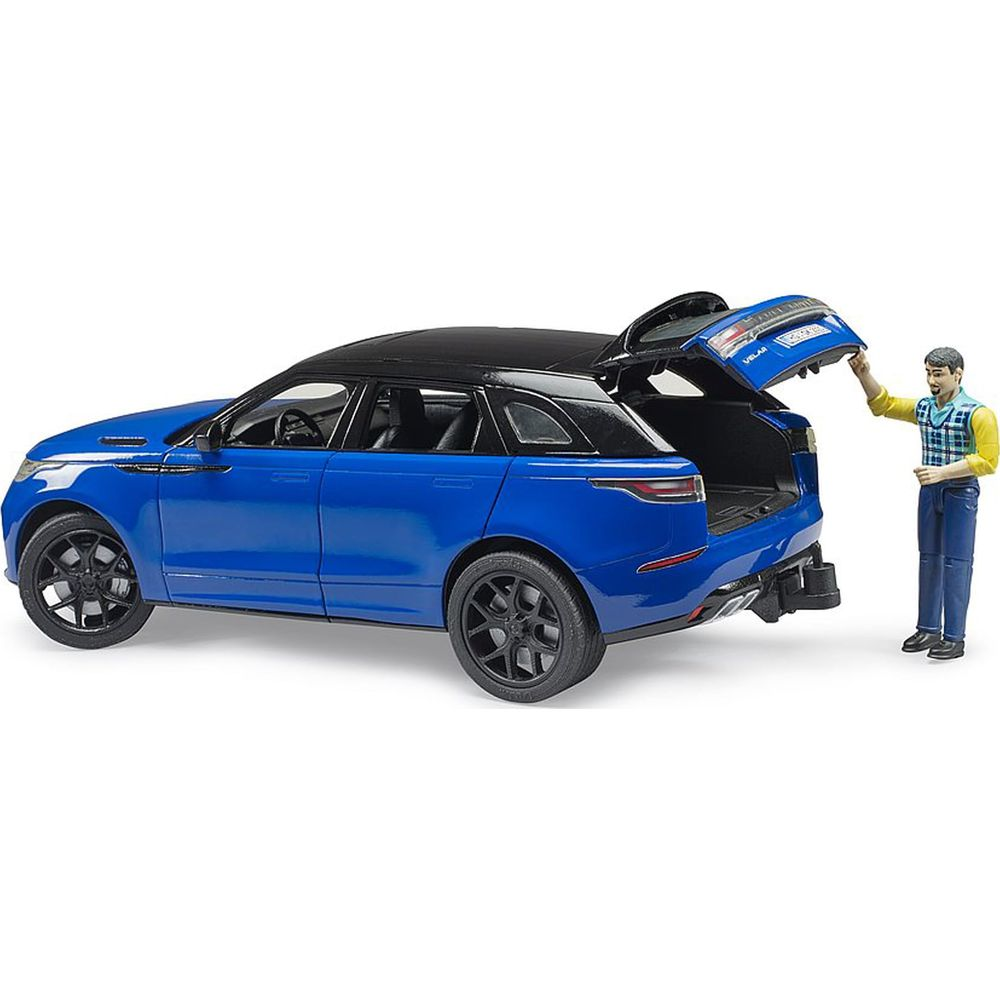 Blauer Range Rover mit geöffneter Heckklappe und einer Figur daneben.