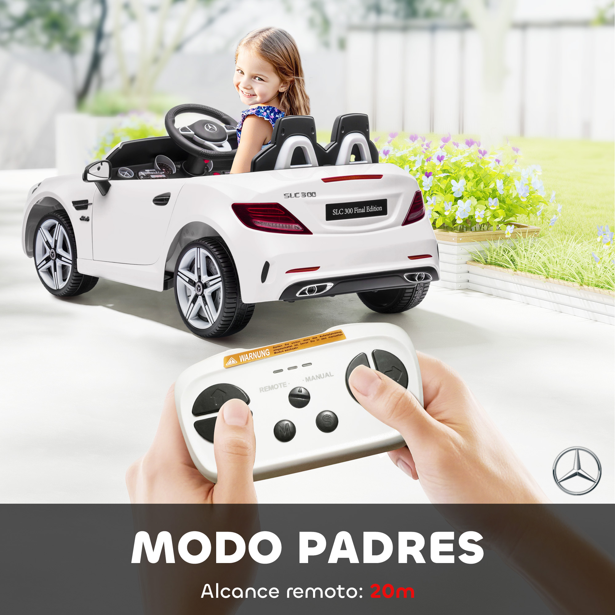 Una niña se sienta en un coche de juguete blanco en un jardín. Manos sostienen un control remoto.