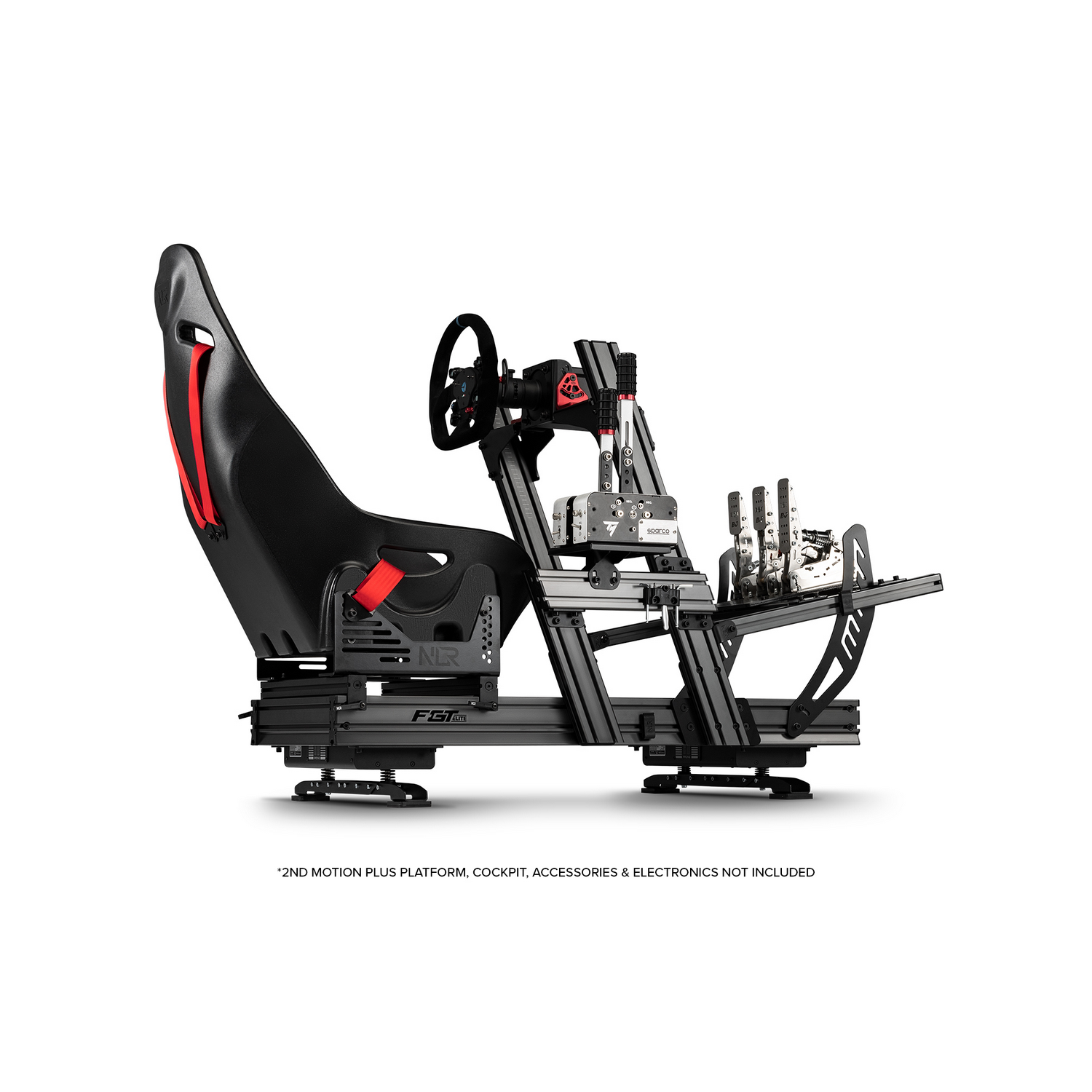 Asiento de simulador de carreras negro y rojo con volante y pedales en un marco metálico.
