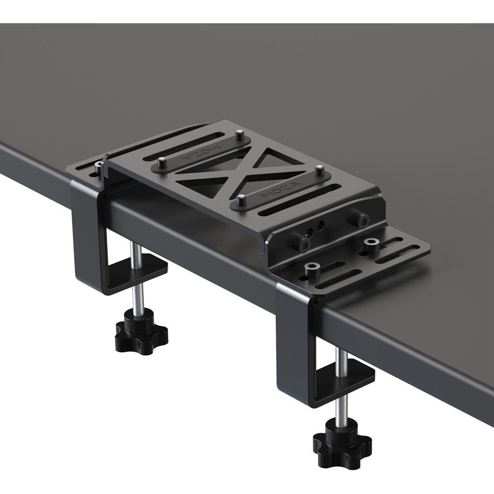 Supporto da scrivania nero con morsetti per volanti da corsa su scrivania nera.
