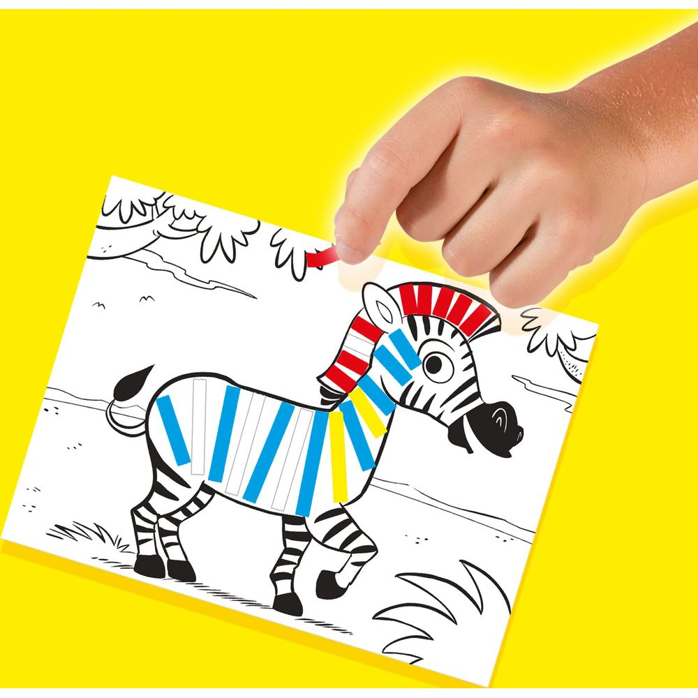 Dziecko przykleja kolorowe paski do rysunku zebry.
