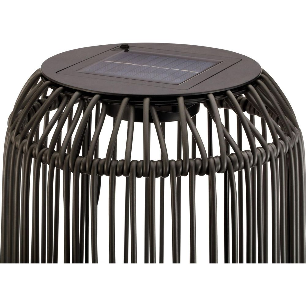 Ciemny "/<gt/>

kosz latarni z "/<gt/>

solarnym panelem na górze.