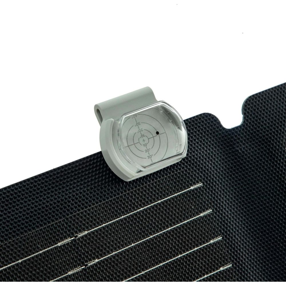 Szary kątomierz ze skalą na czarnym materiale siatkowym.