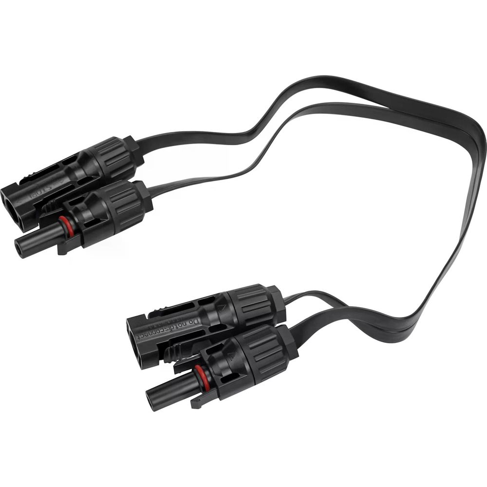 Czarny kabel z dwoma złączami MC4, z czerwonym pierścieniem, na białym tle.