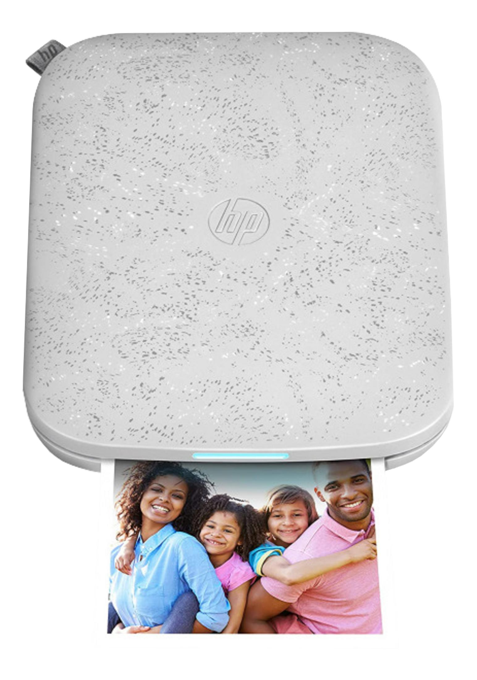 Biała drukarka HP drukuje zdjęcie uśmiechniętej czteroosobowej rodziny.