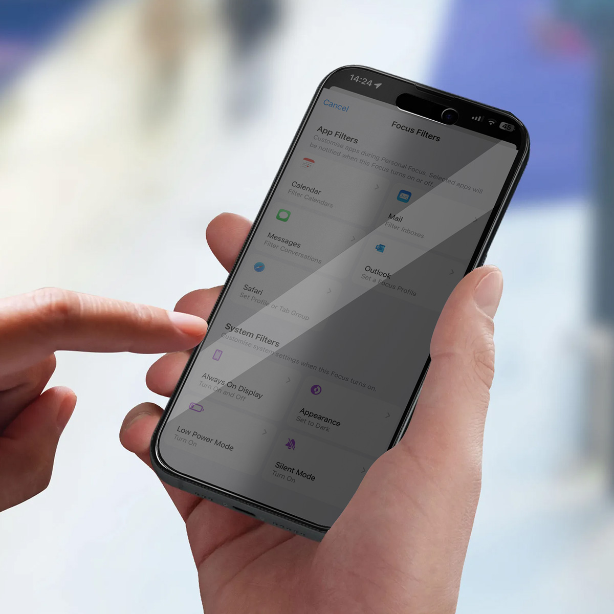 Een hand houdt een smartphone vast met het scherm 'Focusfilters'.