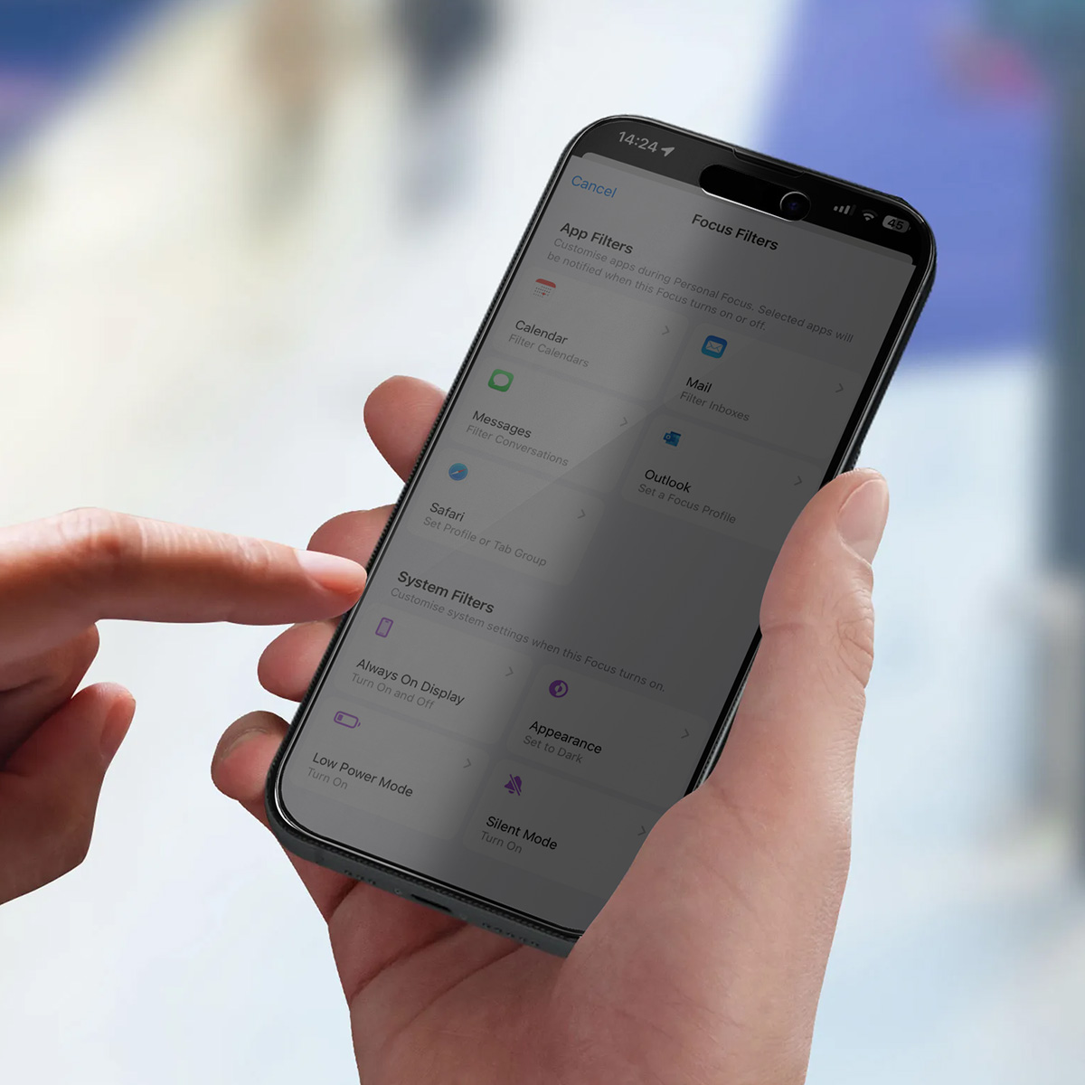 Personne tenant un iPhone affichant le menu Filtres de concentration.