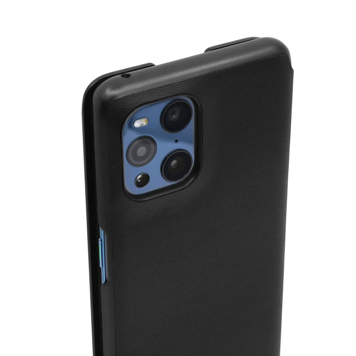 Smartphone nero con tre obiettivi posteriori e flash.