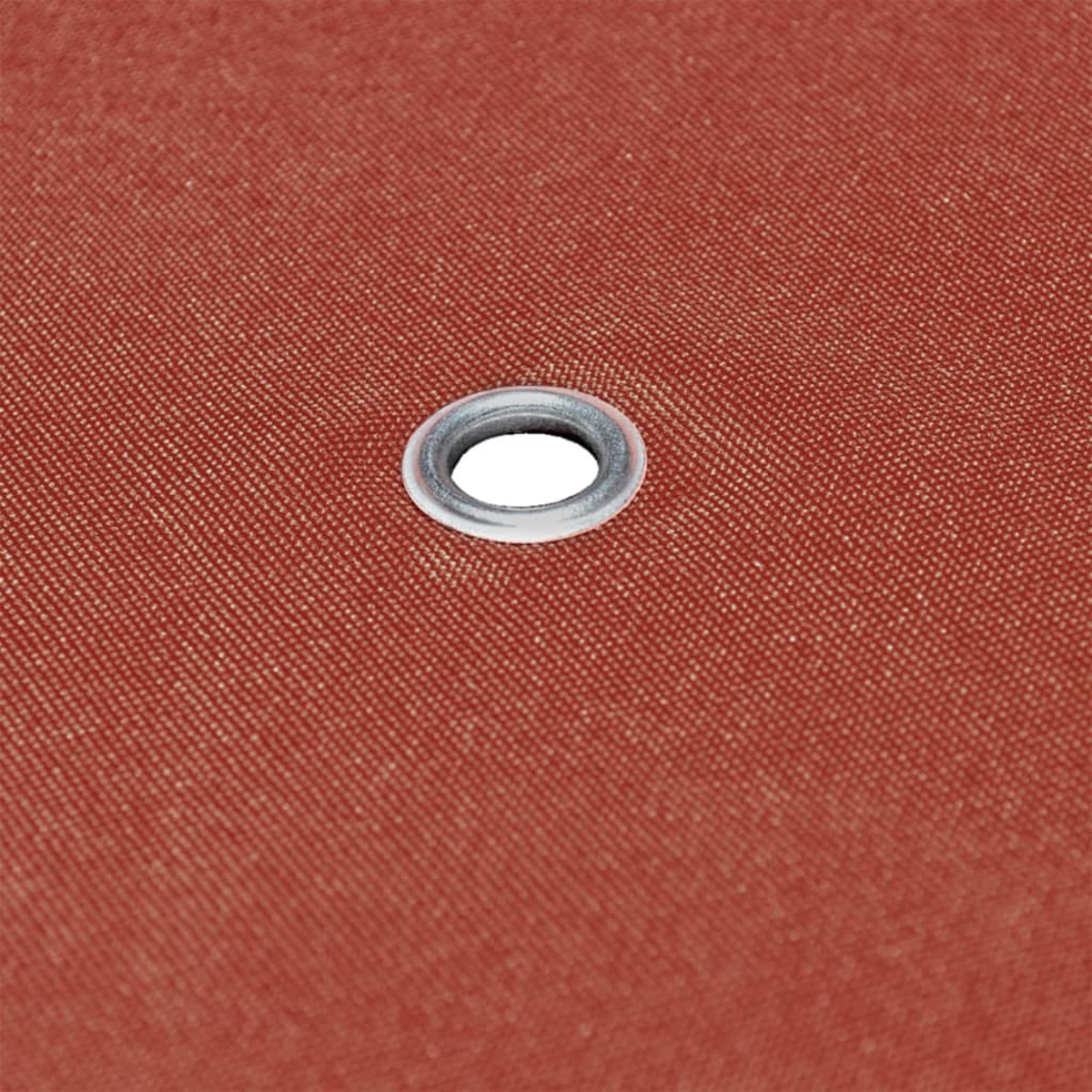 Un anello metallico per occhiello su tessuto rosso a trama fine.