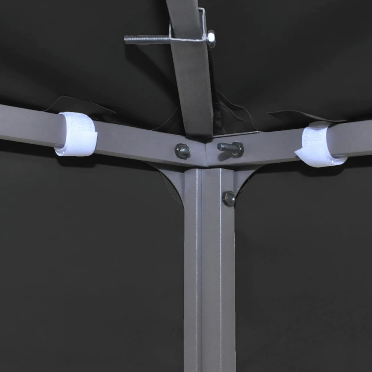 Telaio in metallo grigio con tettuccio in tessuto e cinghie in velcro bianche.