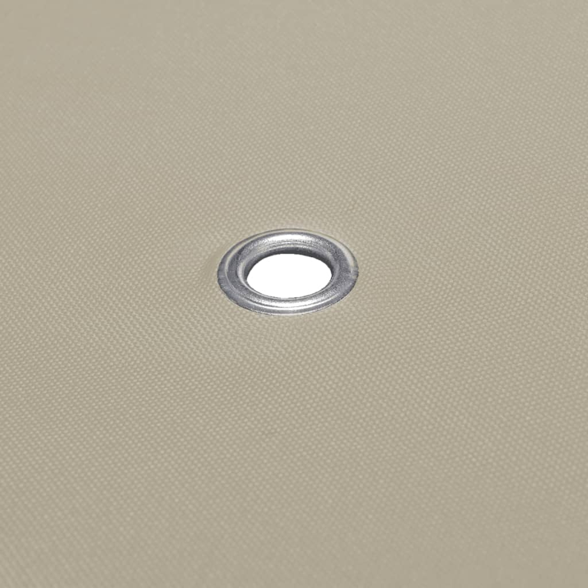 Primo piano di un occhiello metallico su tessuto beige.