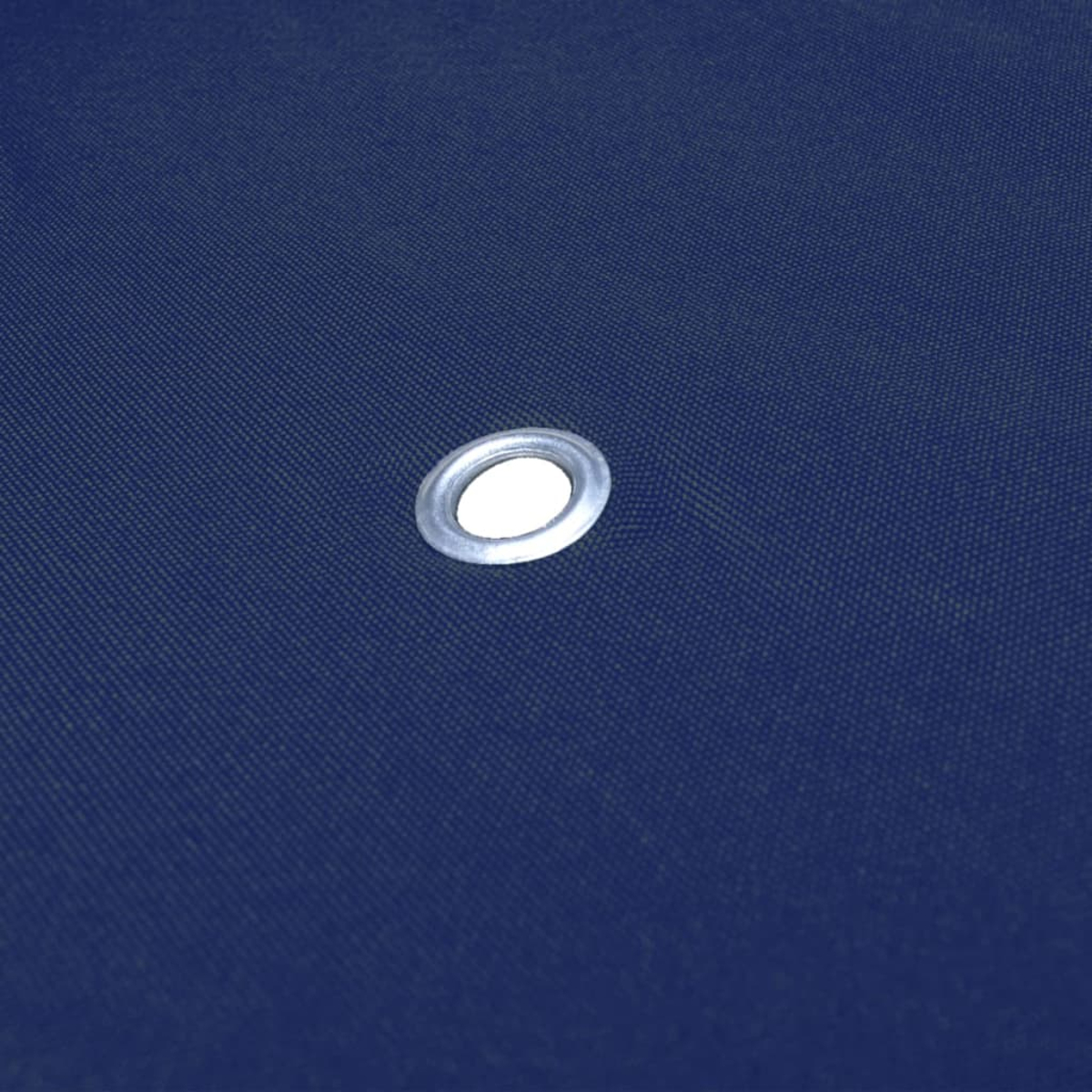 Un occhiello argentato su tessuto blu scuro con trama visibile.