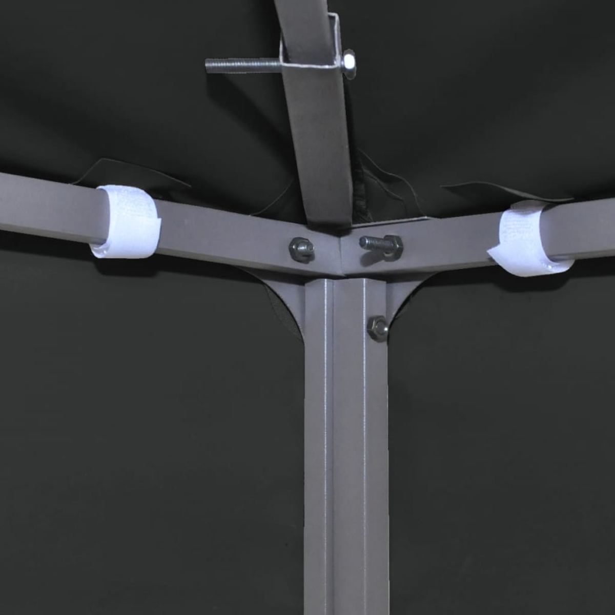 Puntali metallici grigi di una tettoia con cinghie in velcro bianche e bulloni.