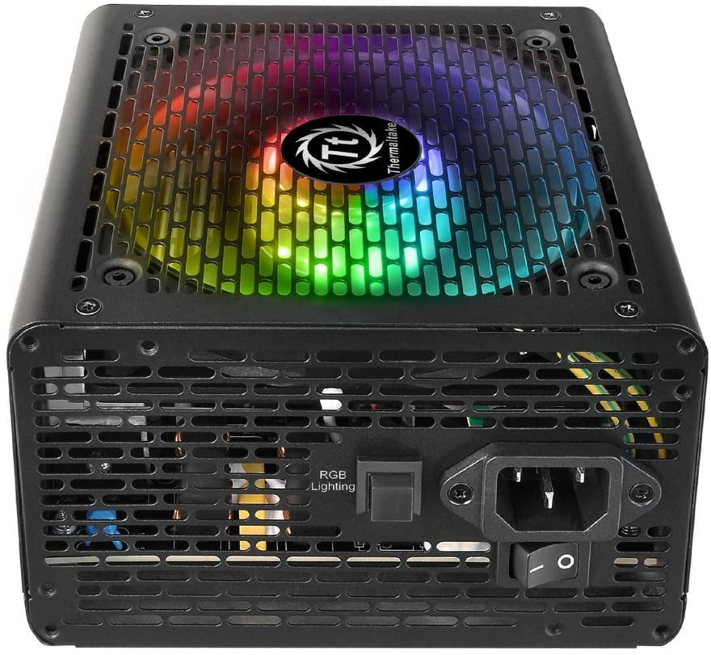 Une alimentation noire avec ventilateur RVB et logo Thermaltake.