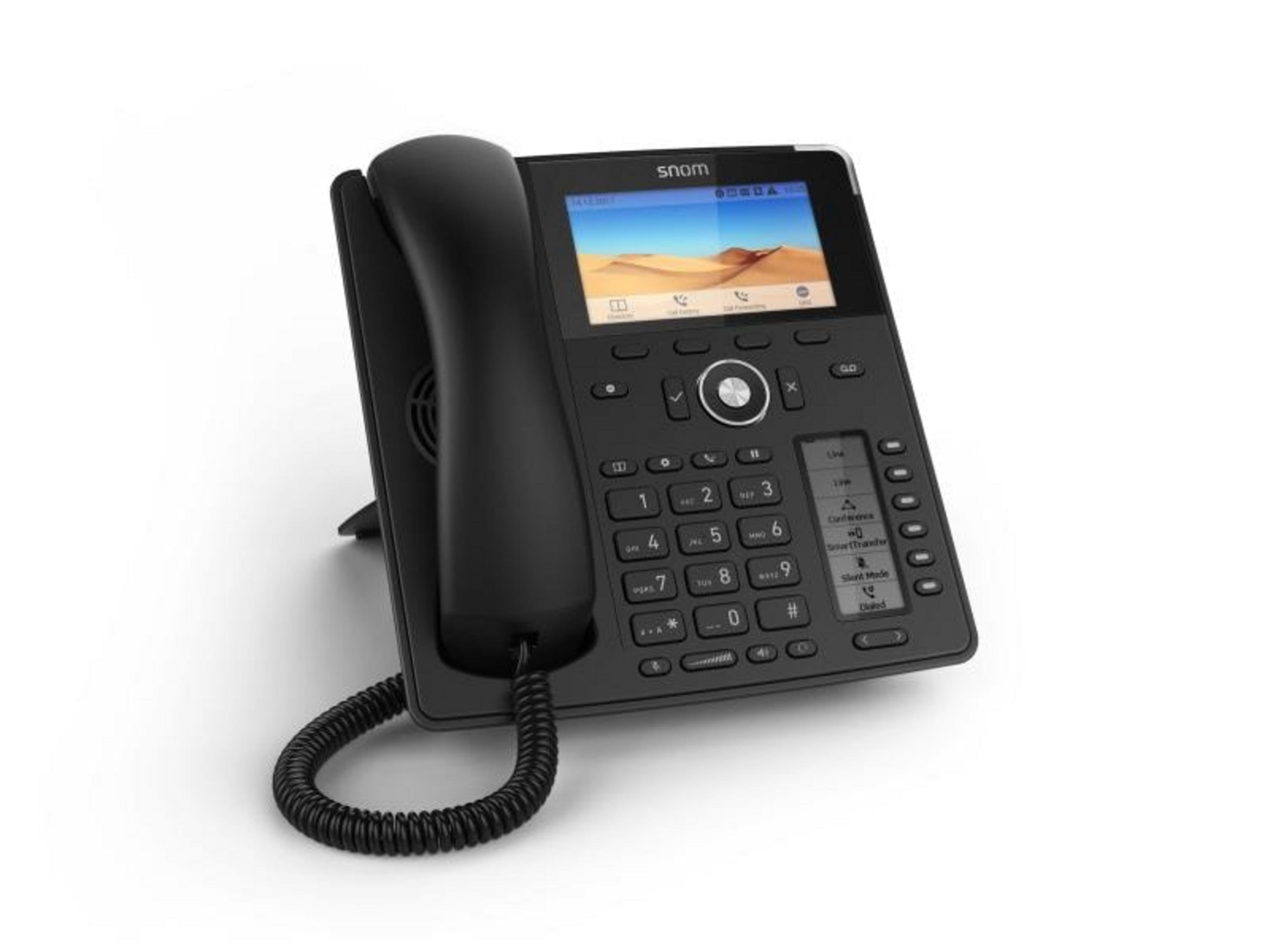 Czarny telefon biurkowy z słuchawką, klawiaturą i kolorowym wyświetlaczem z pustynnym krajobrazem.